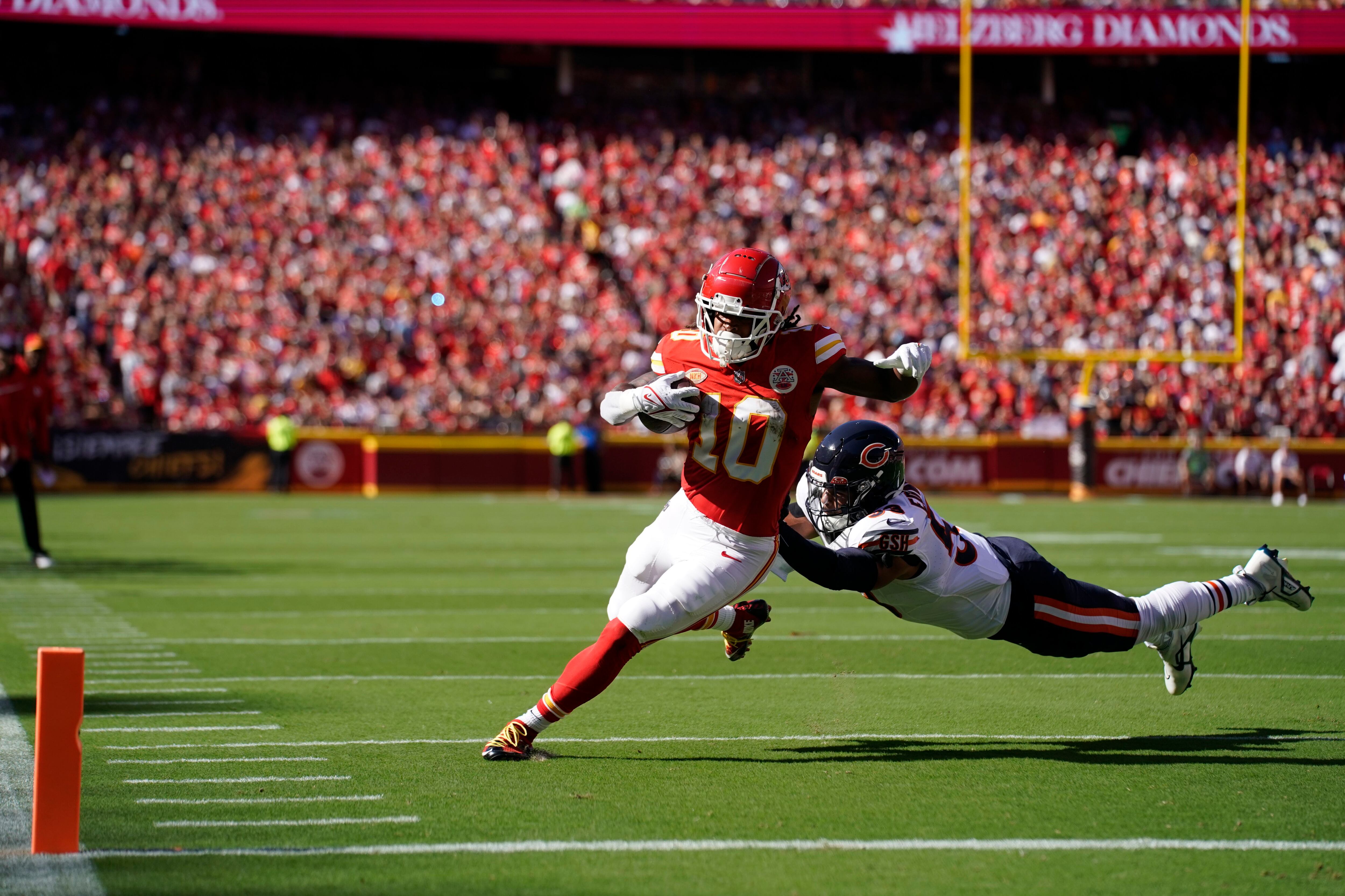 Patrick Mahomes throws 3 TD passes, Taylor Swift celebrates as Chiefs rout  Bears 41-10