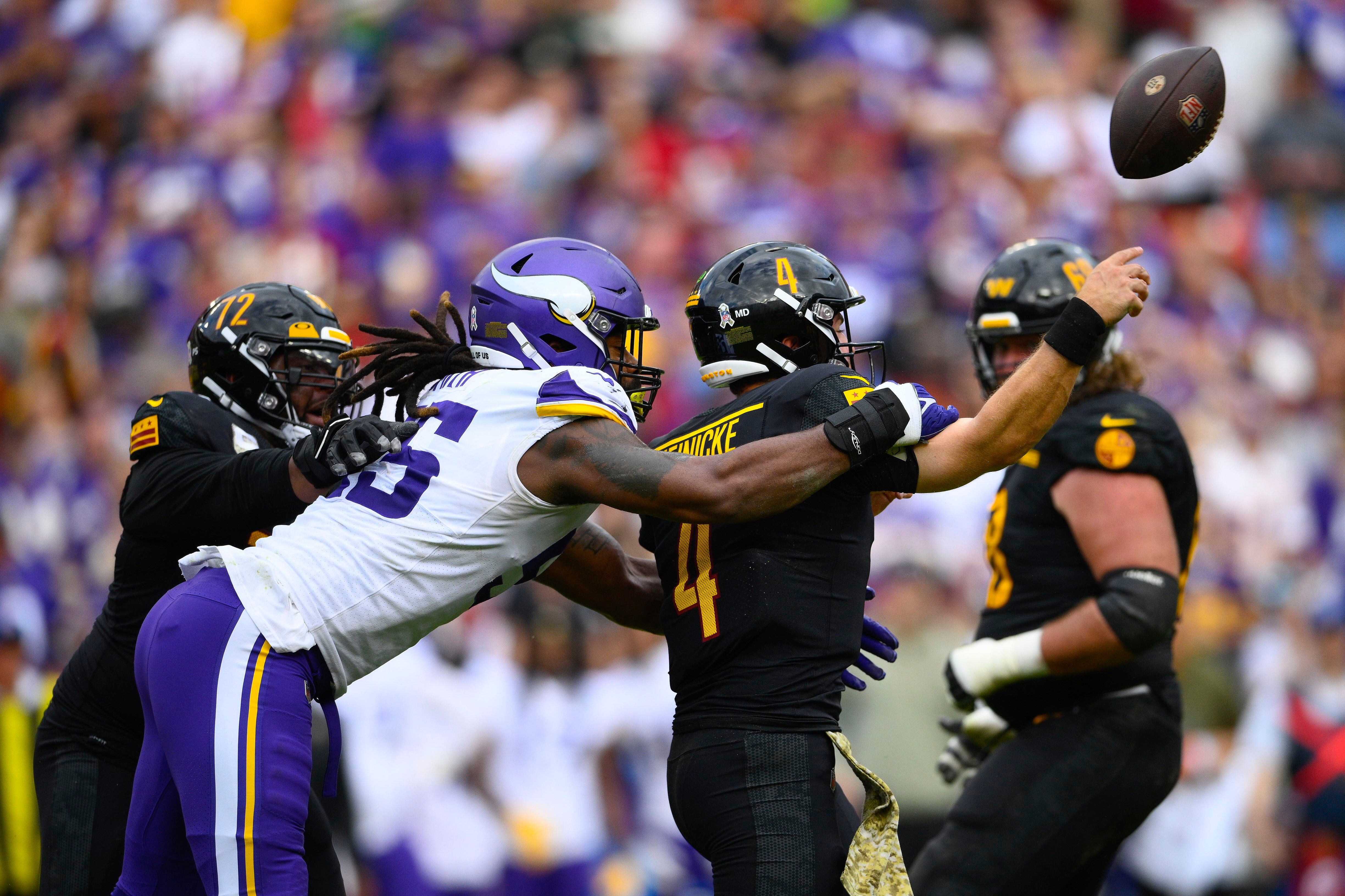 LANDOVER, MD - NOVEMBER 06: Minnesota Vikings tight end T.J.