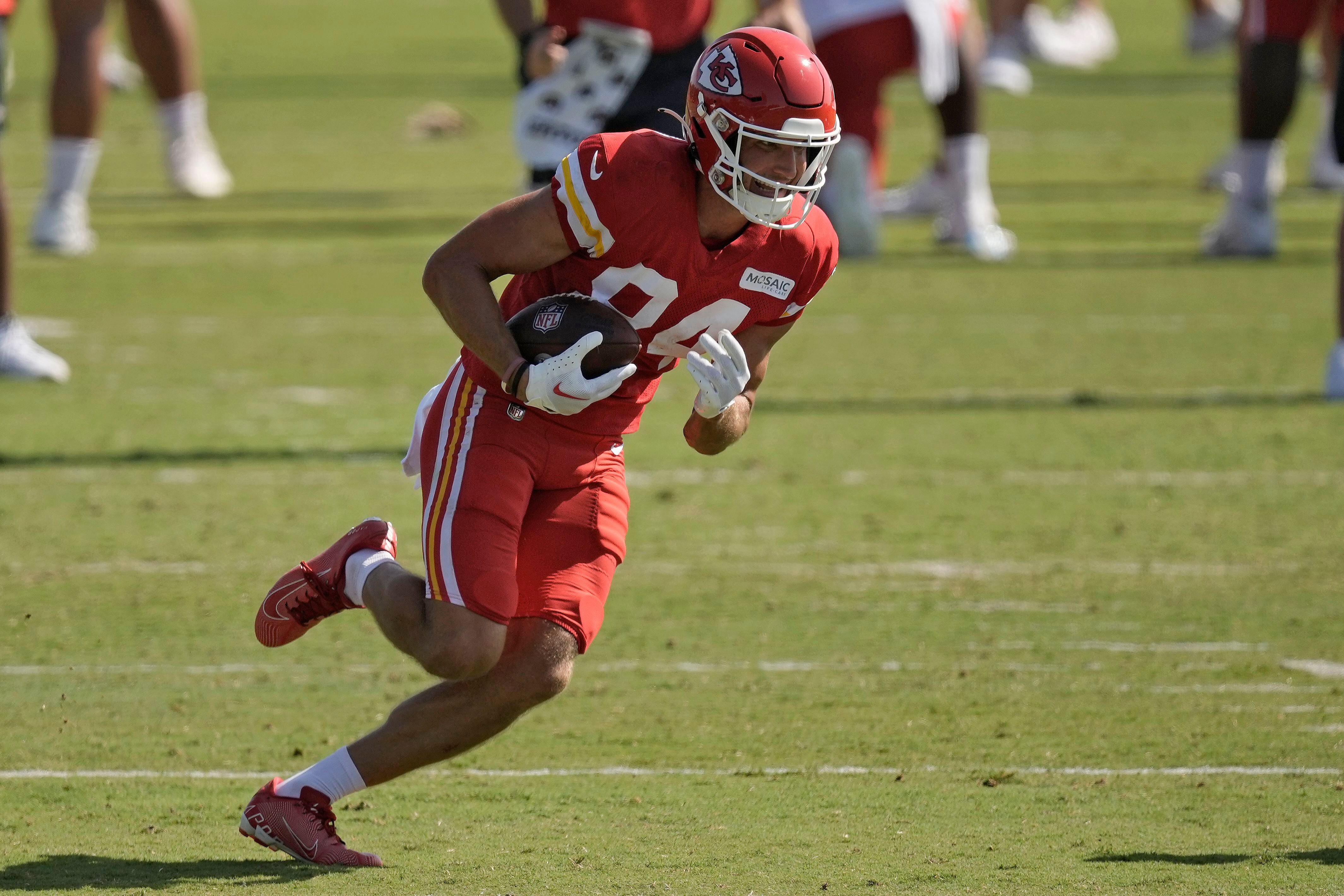 Kansas City Chiefs quarterback Patrick Mahomes finds wide receiver Marquez  Valdes-Scantling wide-open for 38-yard gain