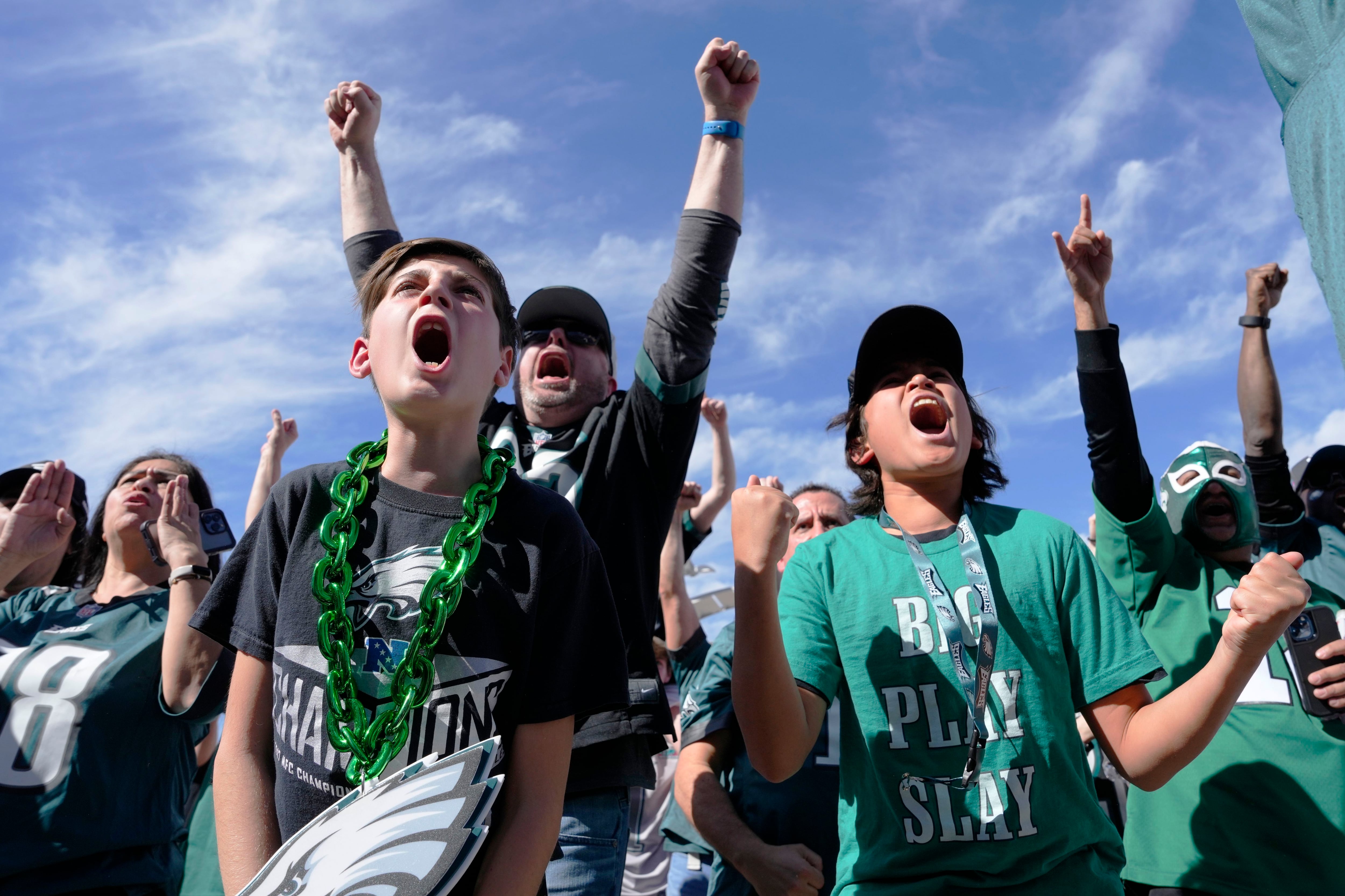 FanDuel on X: Dawn Staley coaching in her hometown Eagles gear 