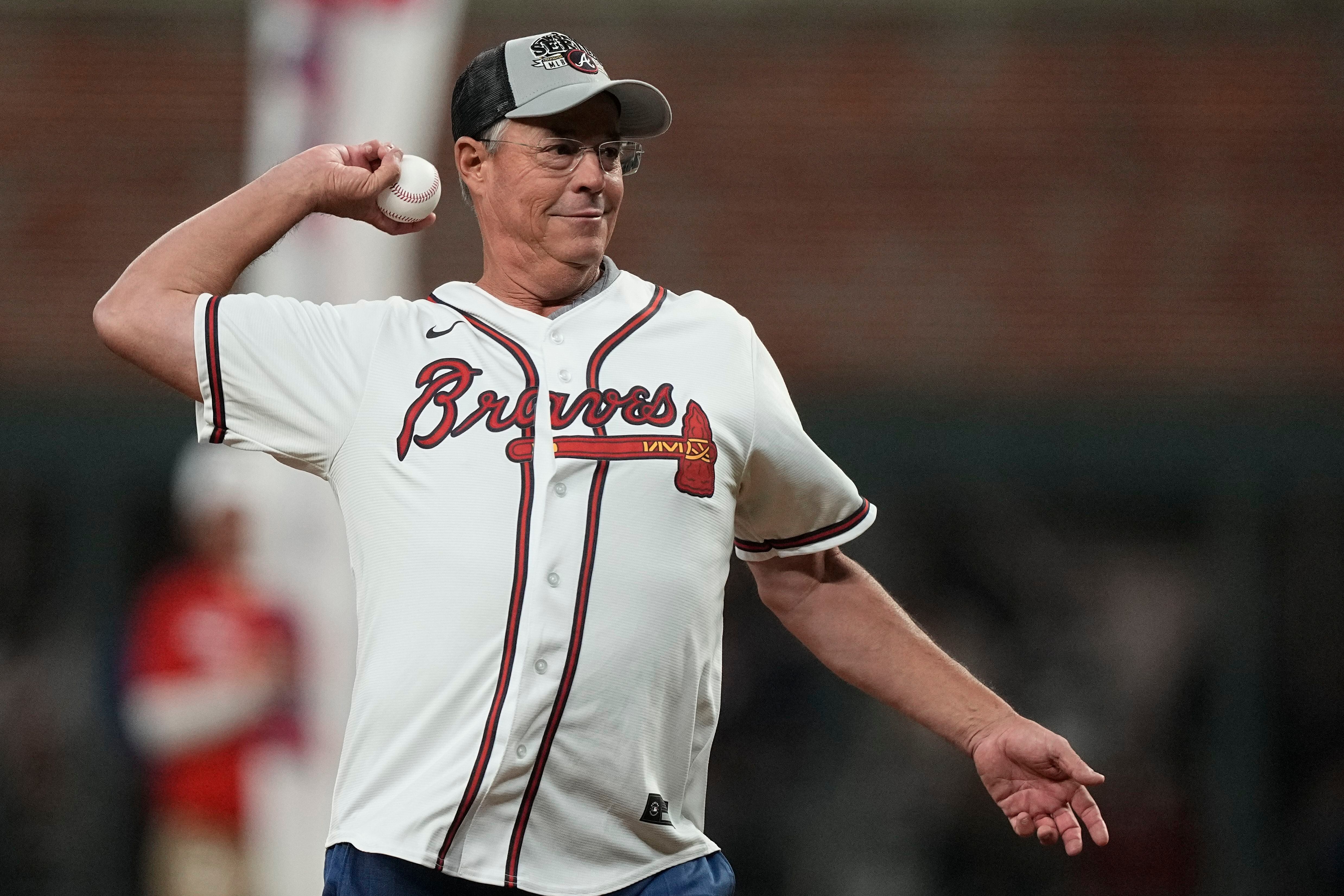 Braves re-sign manager Brian Snitker through 2025