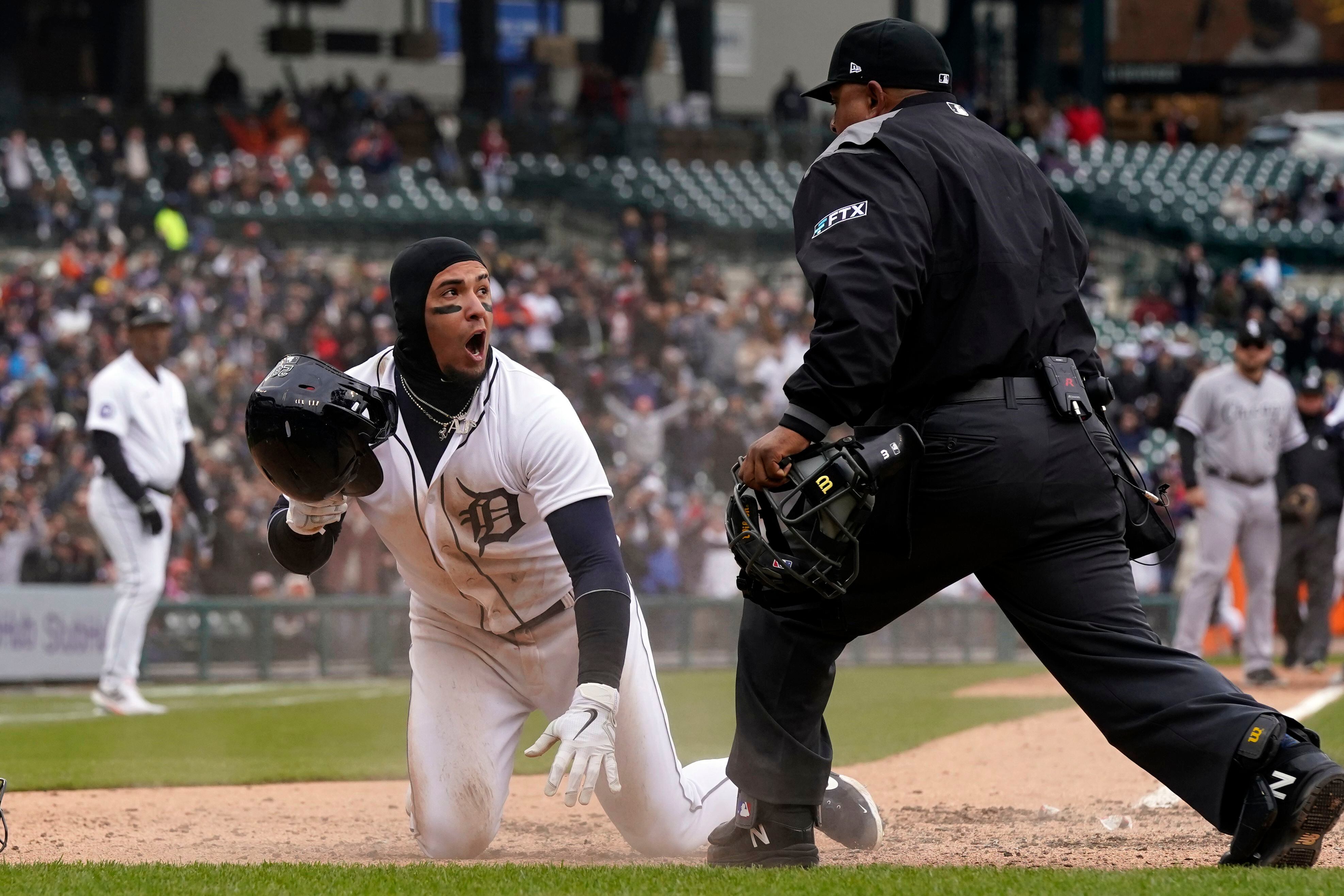 Cease remains unbeaten against Tigers as White Sox romp