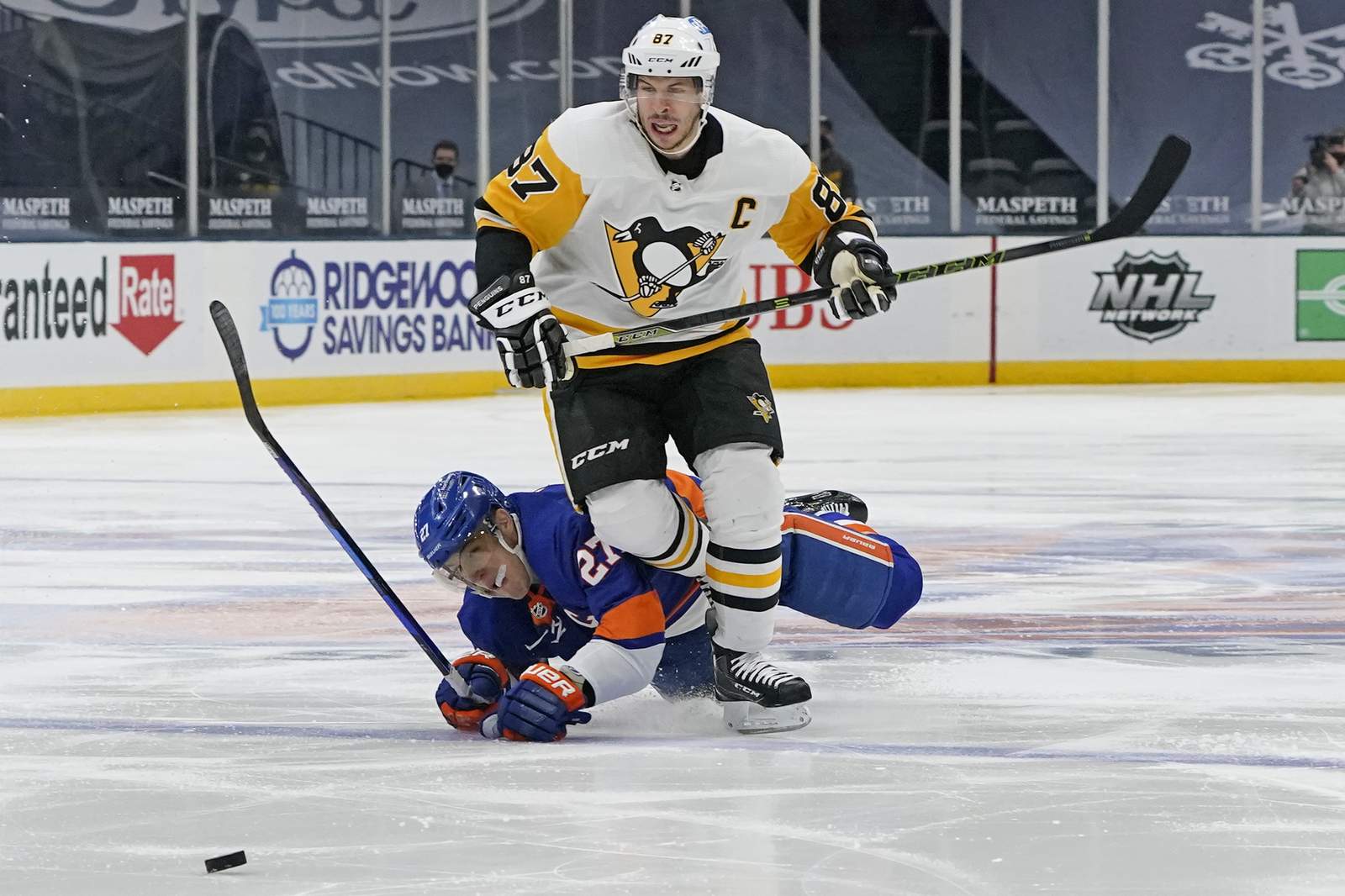 Jarome Iginla arrives in Pittsburgh, makes Penguins debut against New York  Islanders - The Hockey News