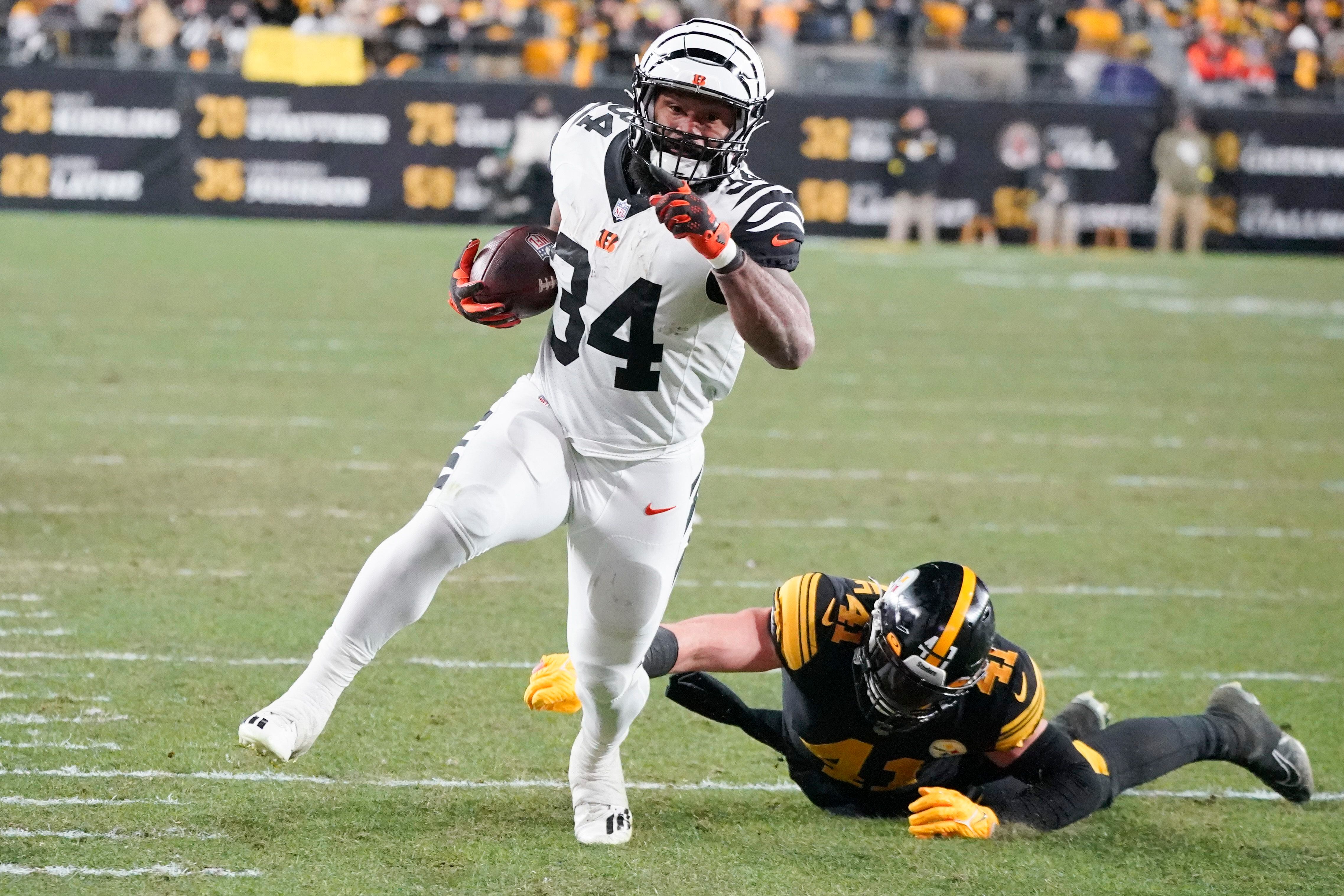 Burrow throws 4 TD passes, Bengals rally past Steelers 37-30 – KGET 17