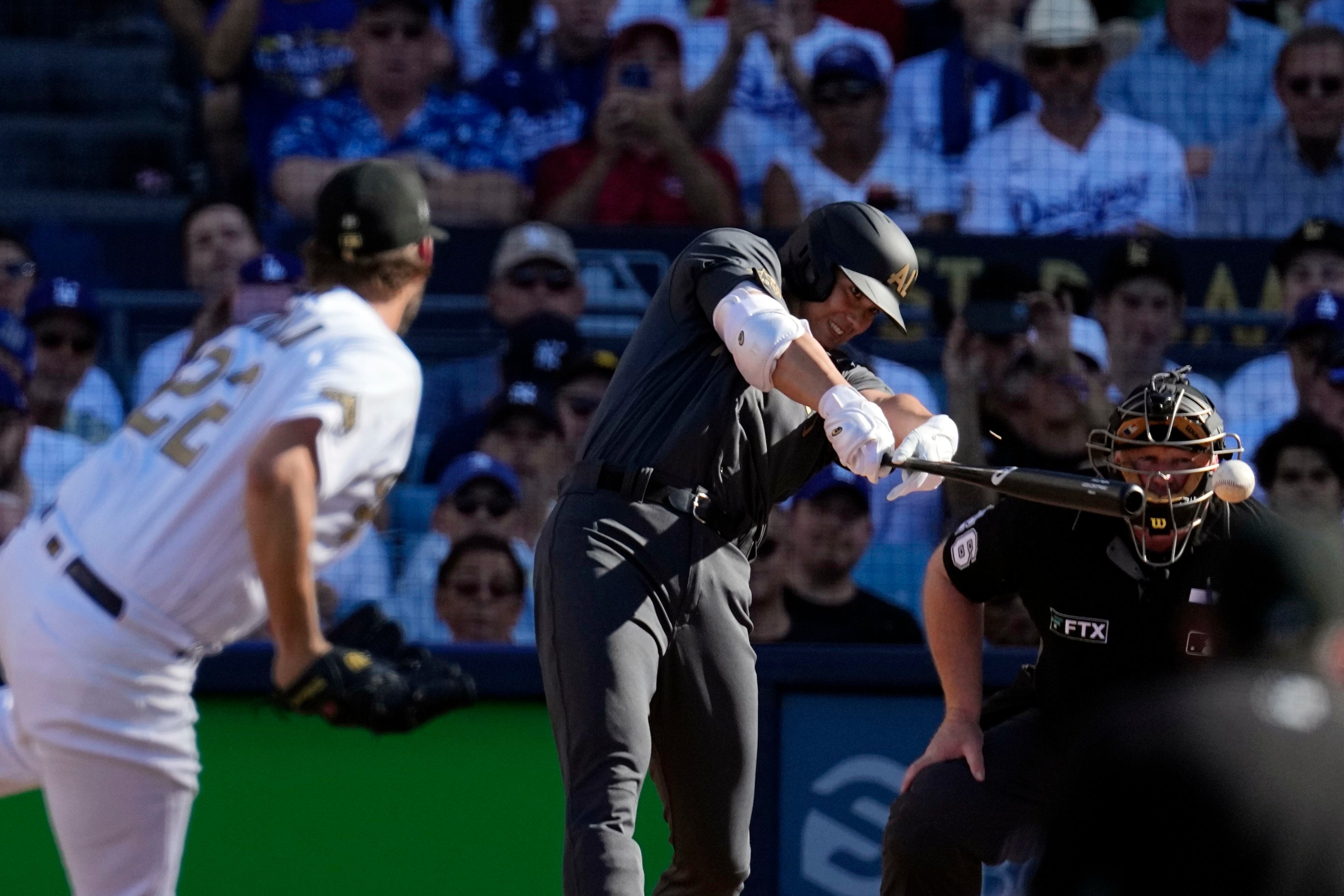 Dodgers players' outfits take center stage on 'Dress Up Day', fans  ecstatic: Kershaw being a lifeguard is so fitting