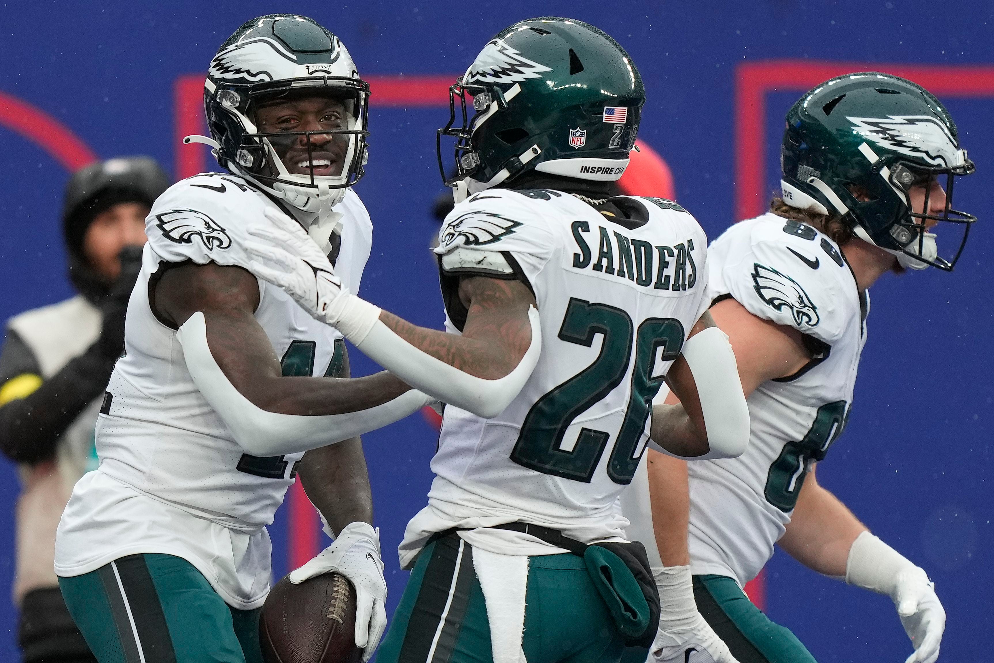 Eagles clinch playoffs with 48-22 win over Giants