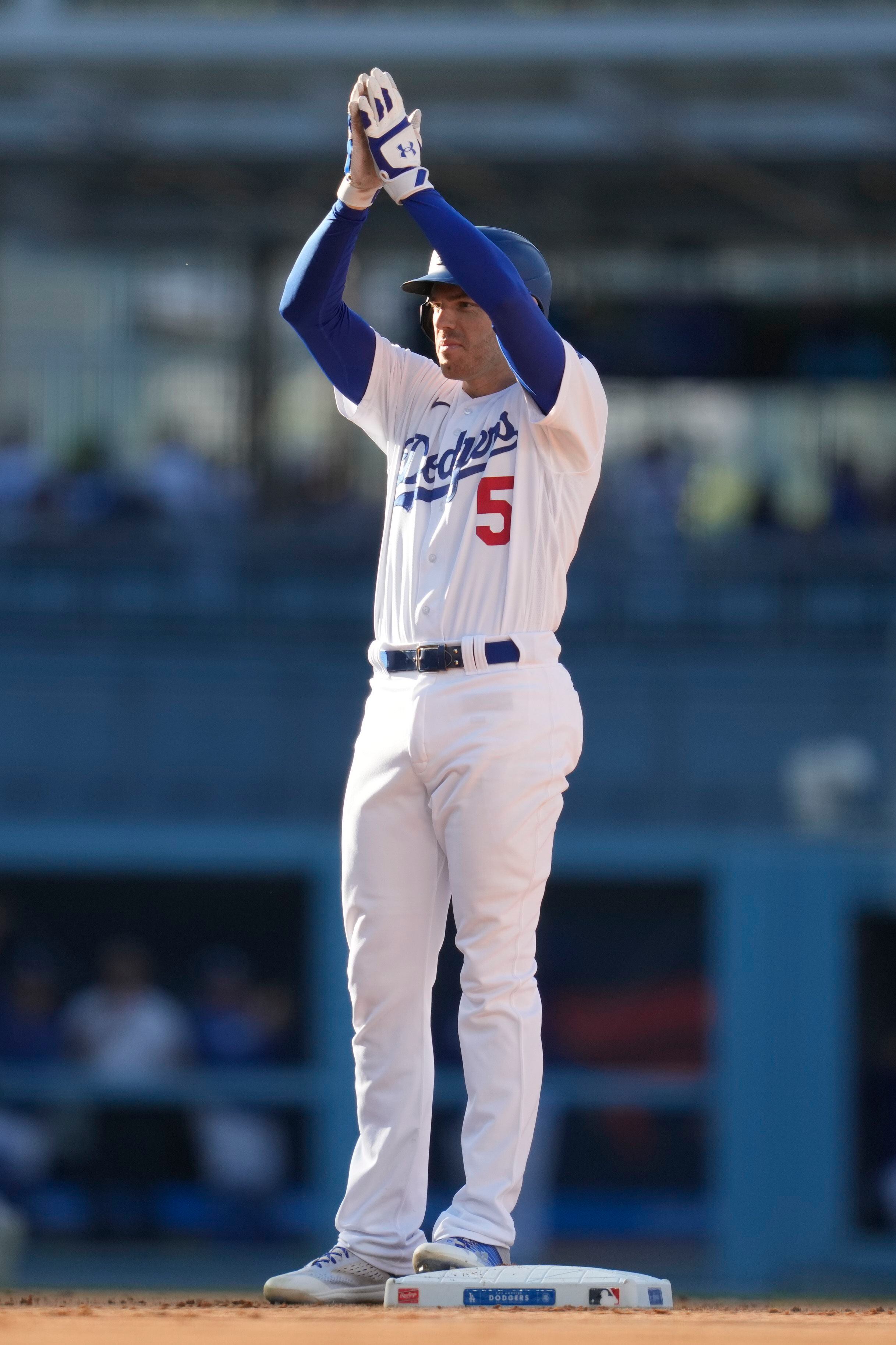 Freddie Freeman reaches 200-hit milestone in Dodgers' loss - Los