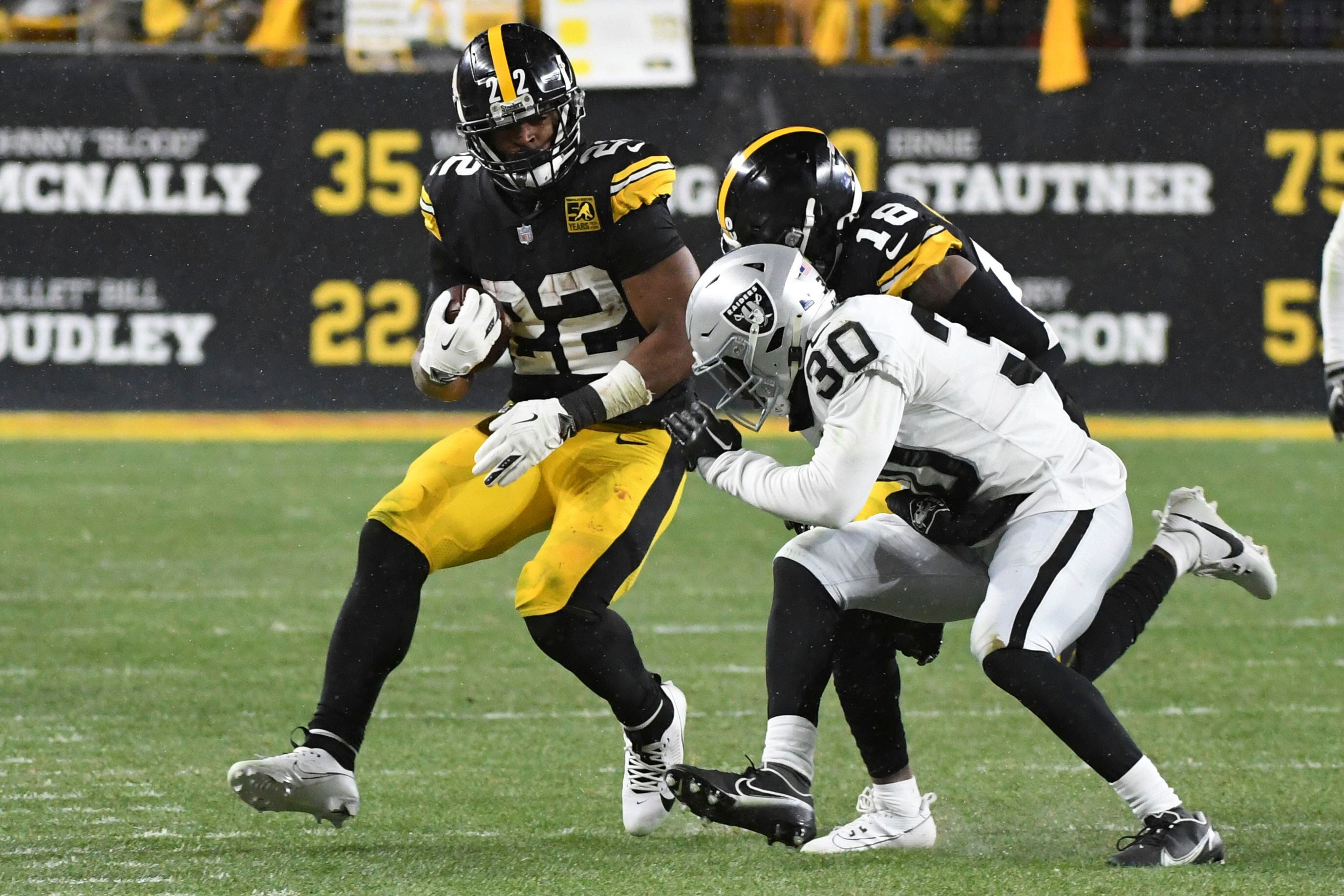 Franco Harris' widow on field in Pittsburgh as his No. 32 retired