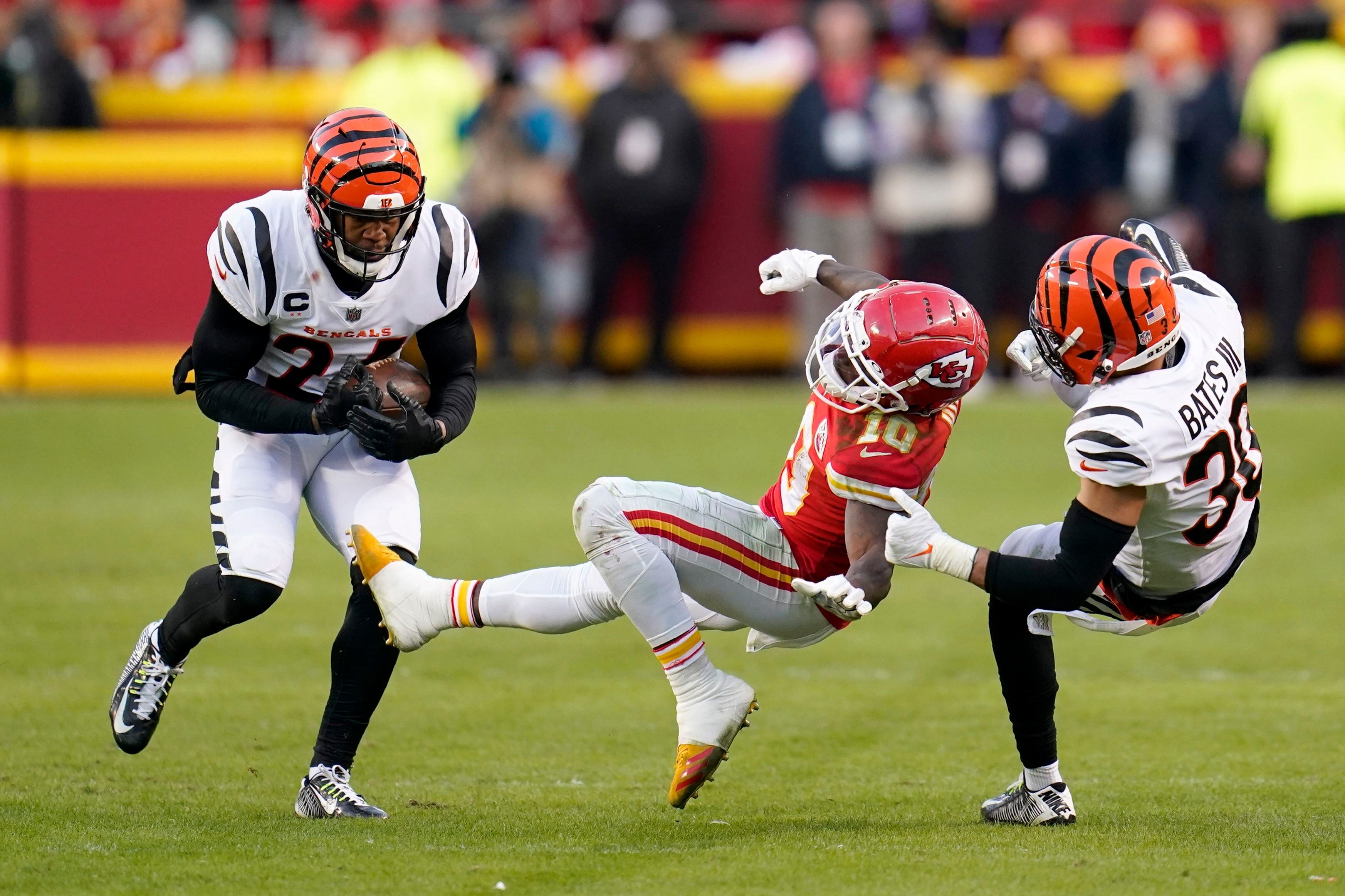 Cincinnati Bengals kicker Evan McPherson (2) high fives safety Vonn Bell  (24) during the second half