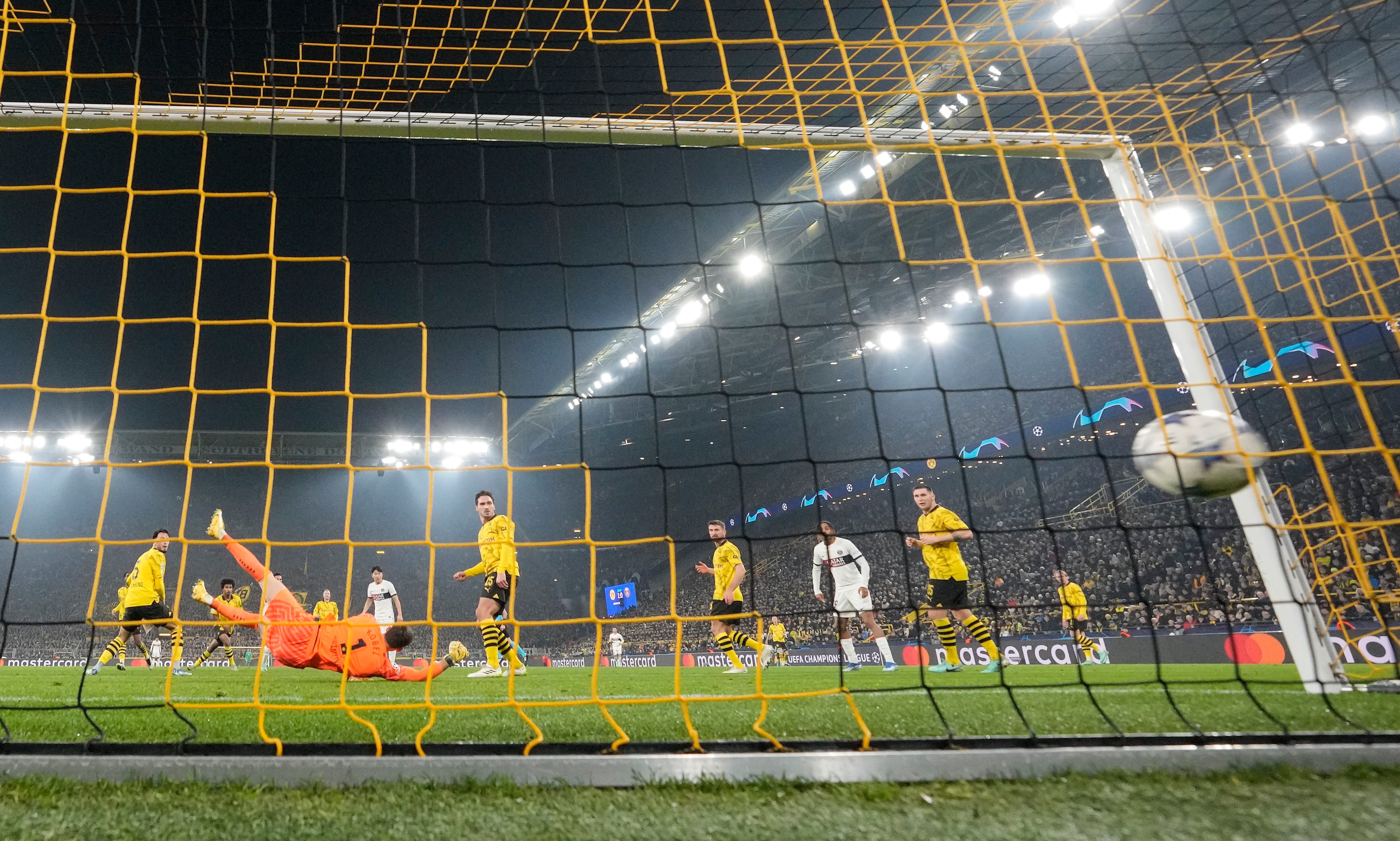 Paris Saint-Germain advances in tense finish to Champions League group.  Porto also into round of 16