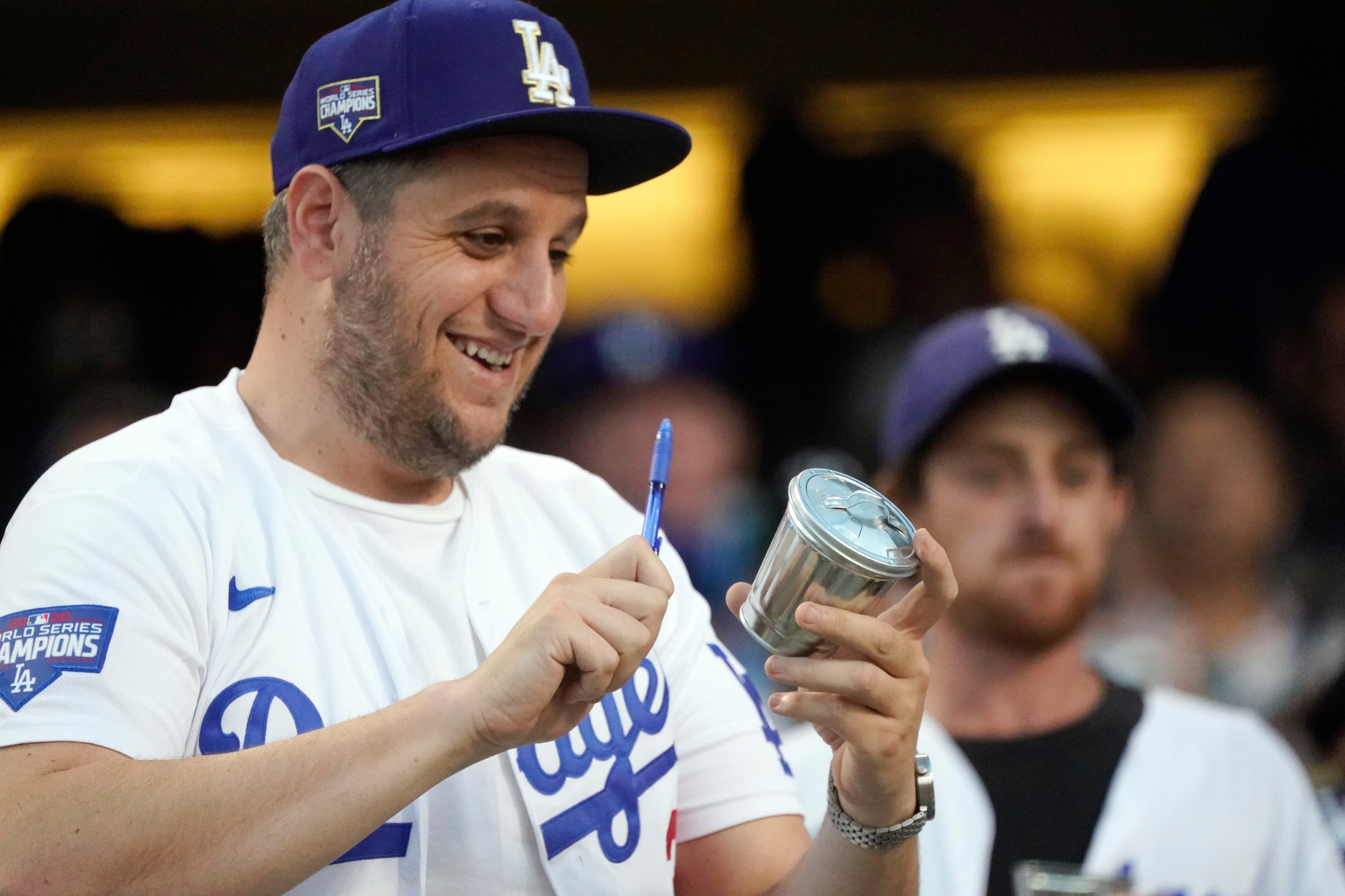 Los Angeles Dodgers: Austin Barnes to start Game 4 after fans chant