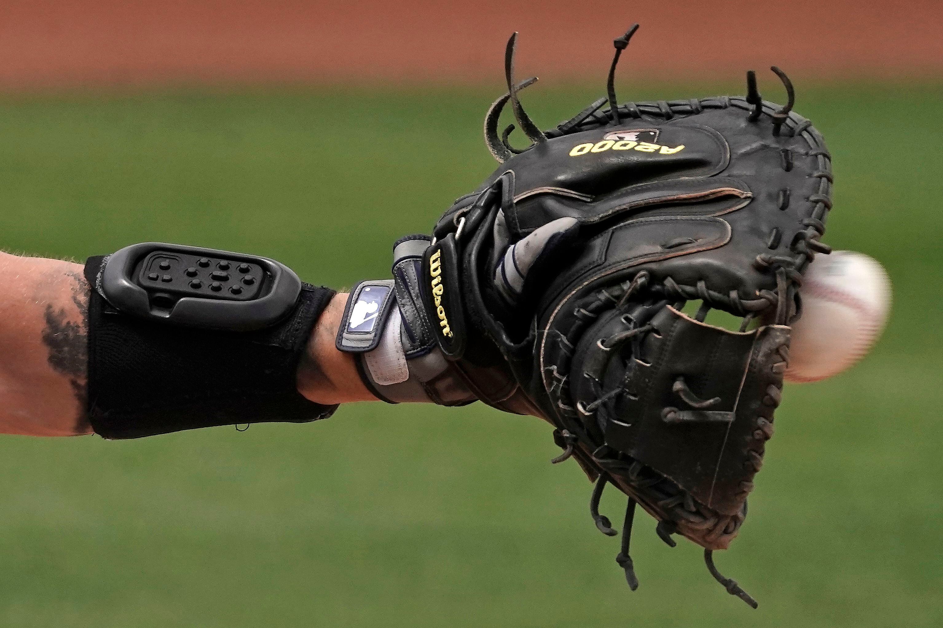 Tony La Russa appears to nod off during White Sox vs. Royals