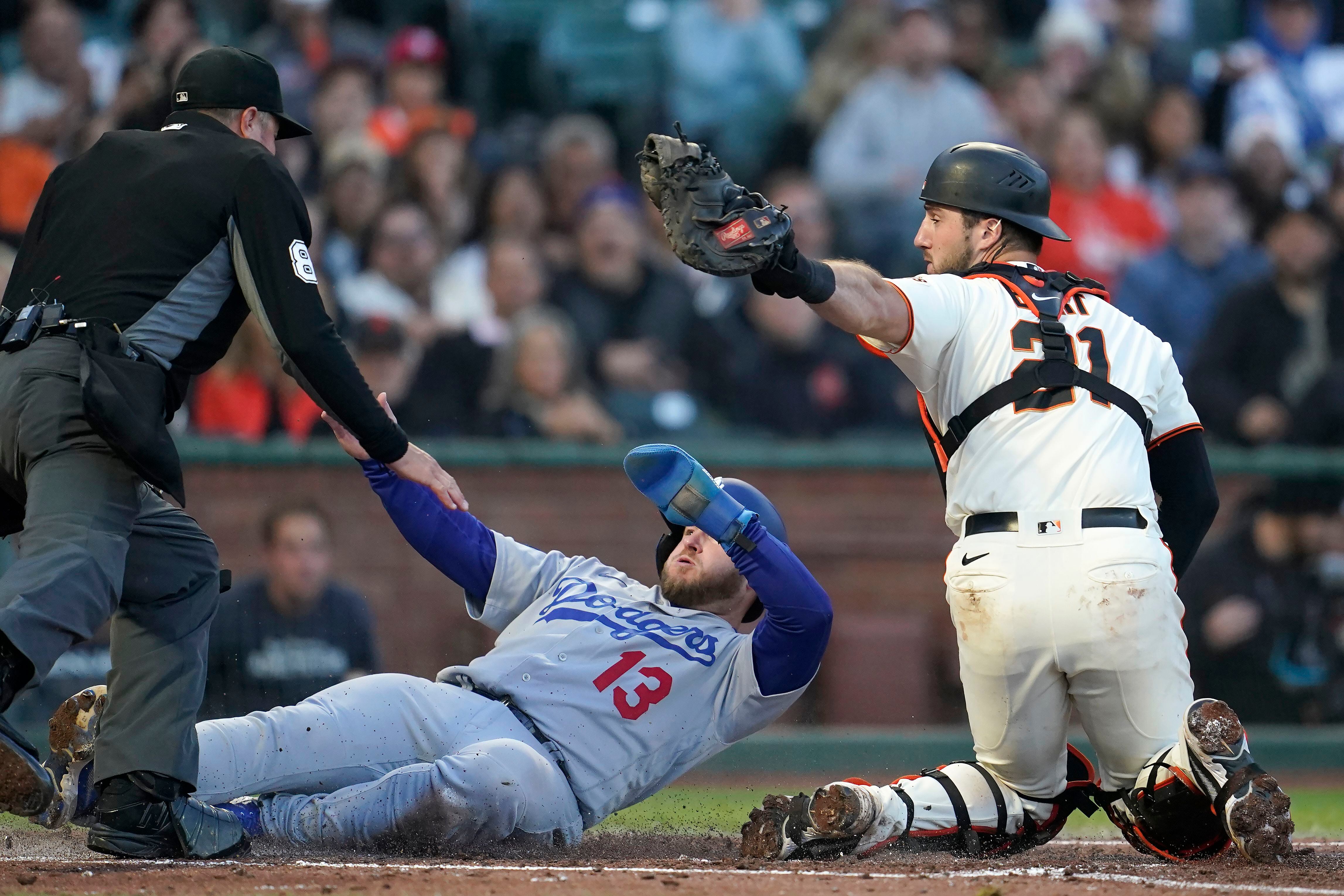 Urias wins his 8th straight decision, Dodgers top Giants 3-0