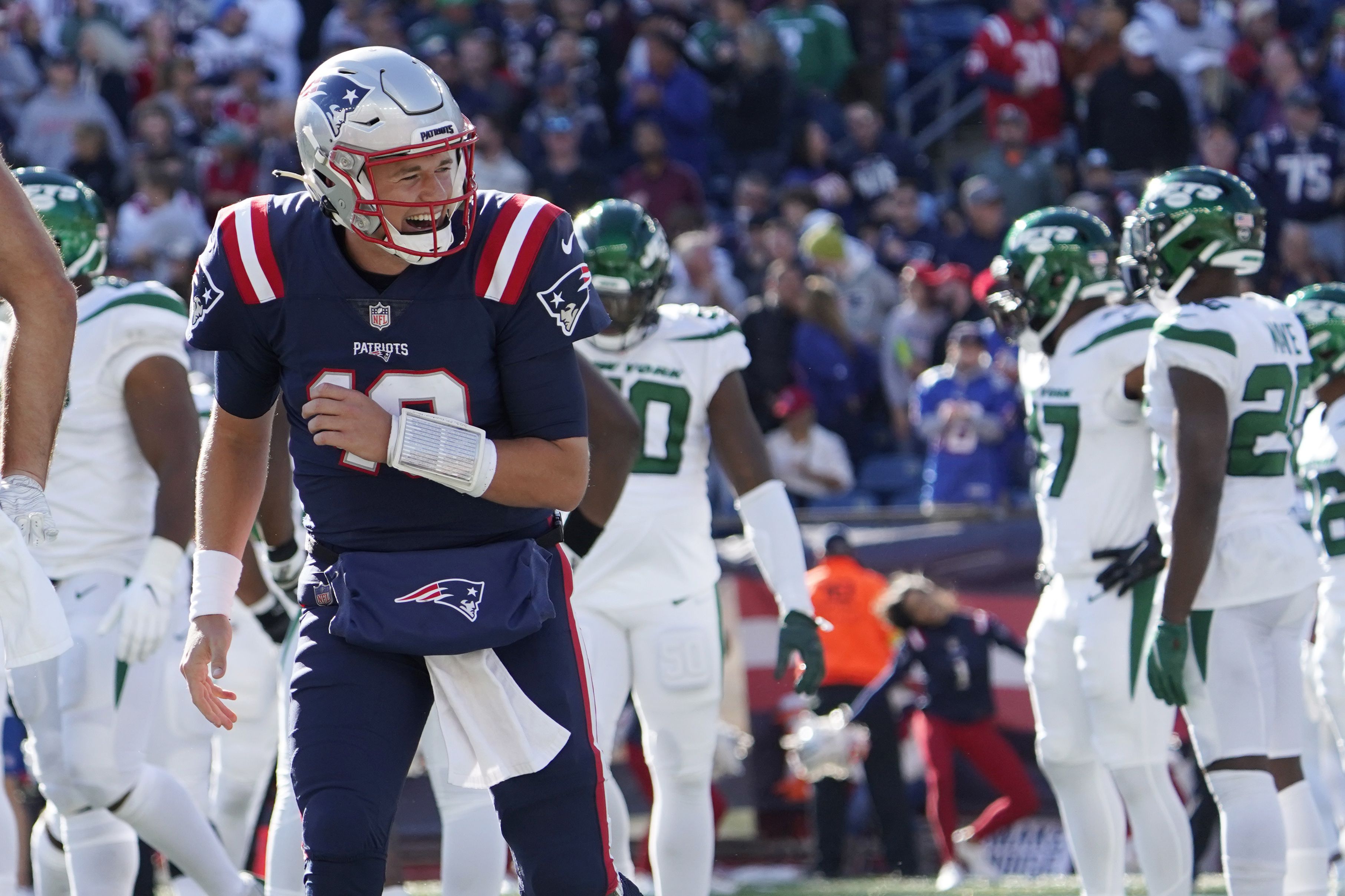 Patriots roll 54-13 as Jets lose QB Zach Wilson to injury