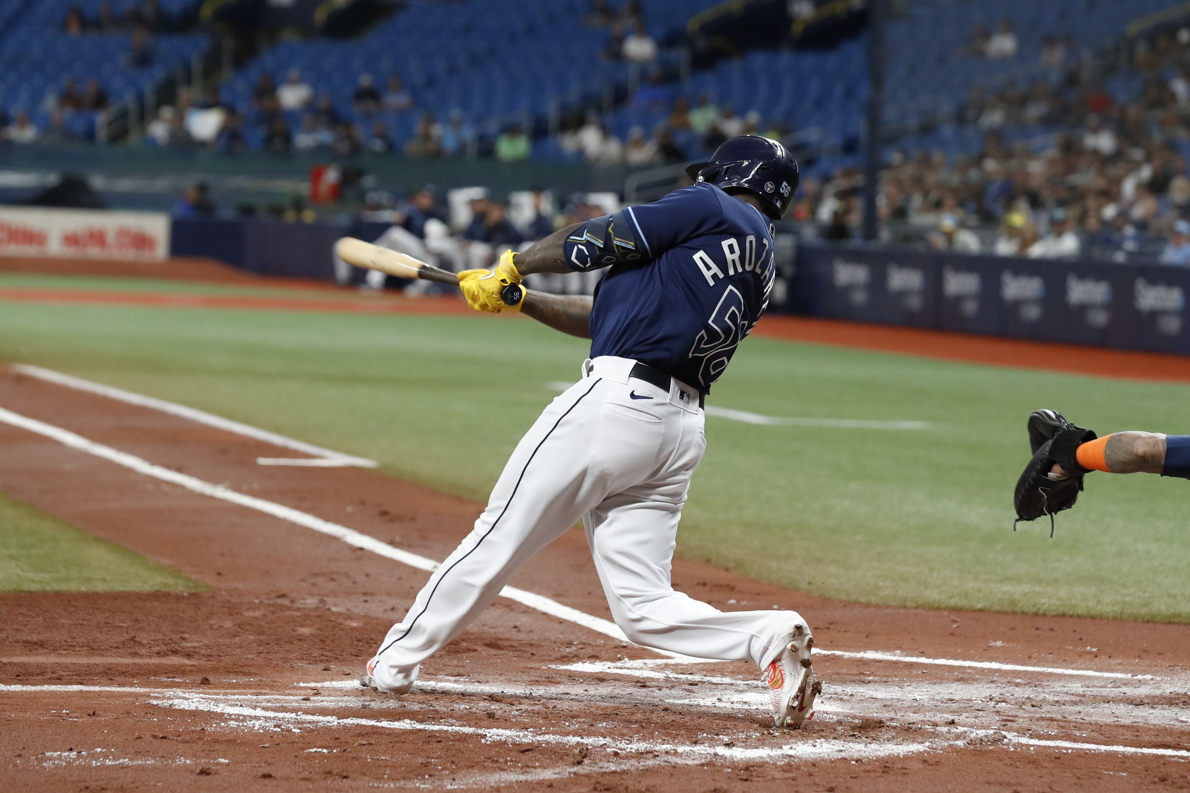 Wander Franco makes barehand over-the-shoulder catch