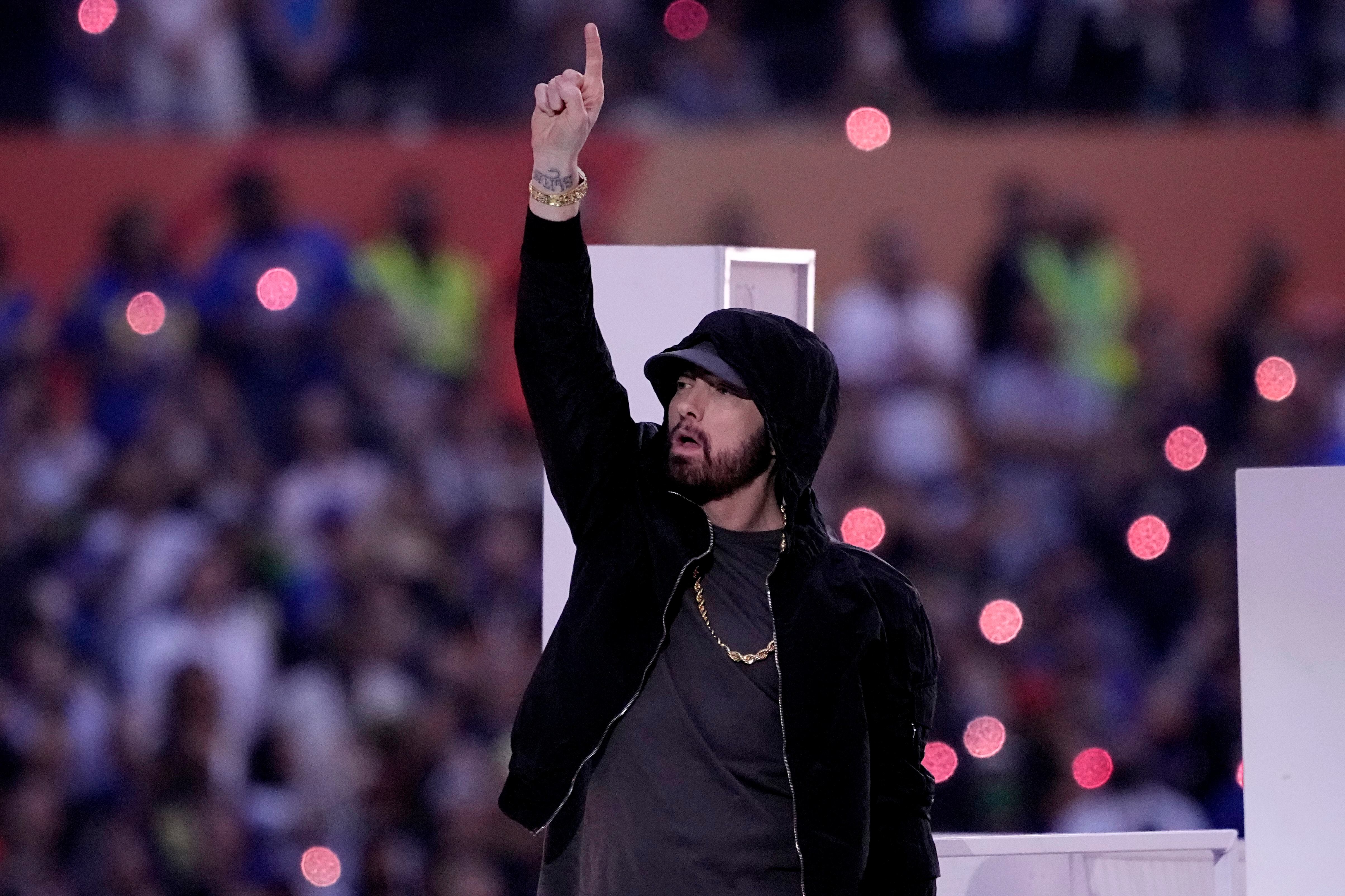 Eminem se hinca en honor a Colin Kaepernick en el Super Bowl - Uno TV