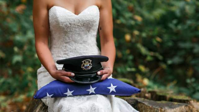 Fiancée Of Fallen Michigan Police Officer Takes Wedding Photos Alone In