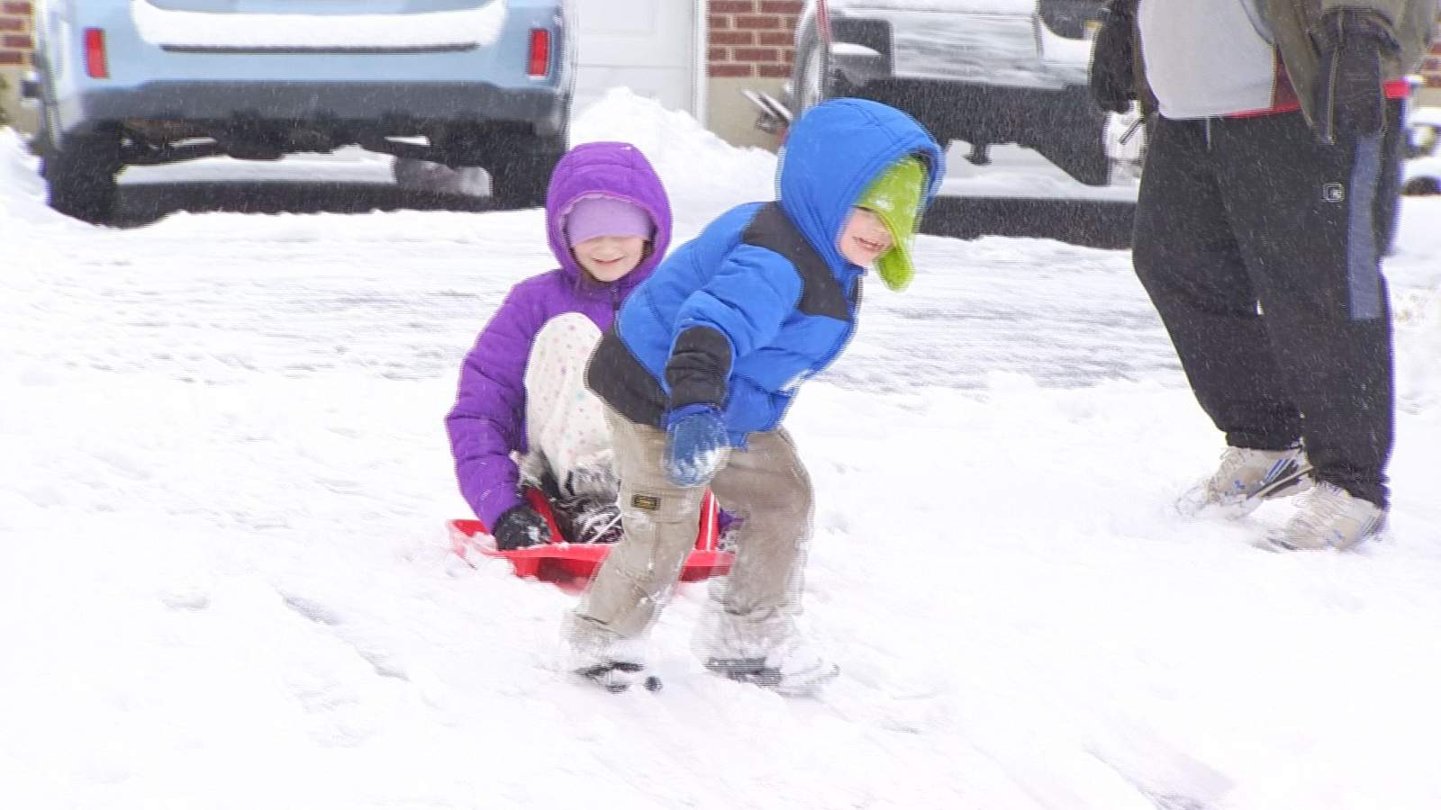 Covington families indulge in Sunday snowfall fun - WSLS 10