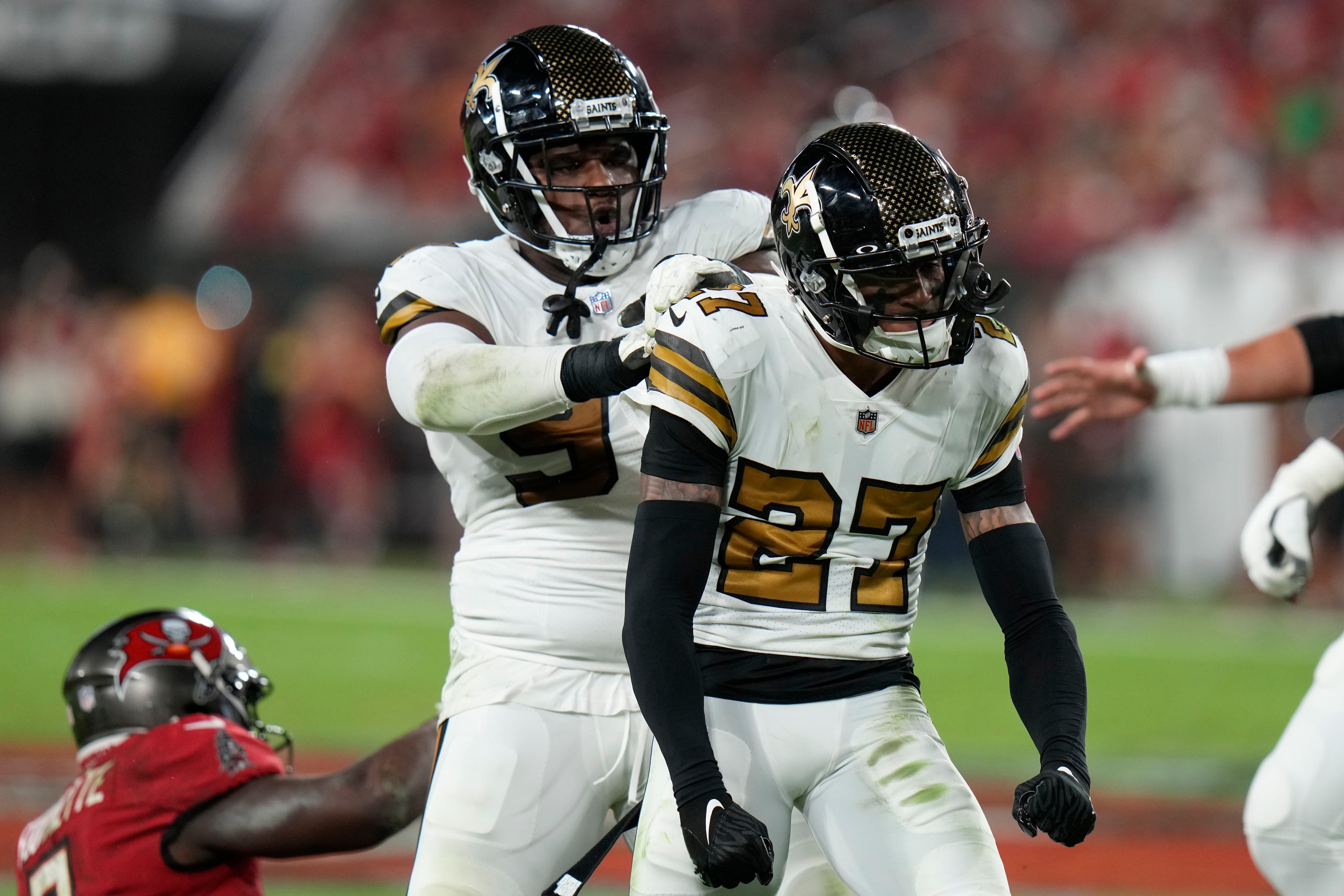 Saints allow 2 late TDs in frustrating 17-16 loss to Bucs