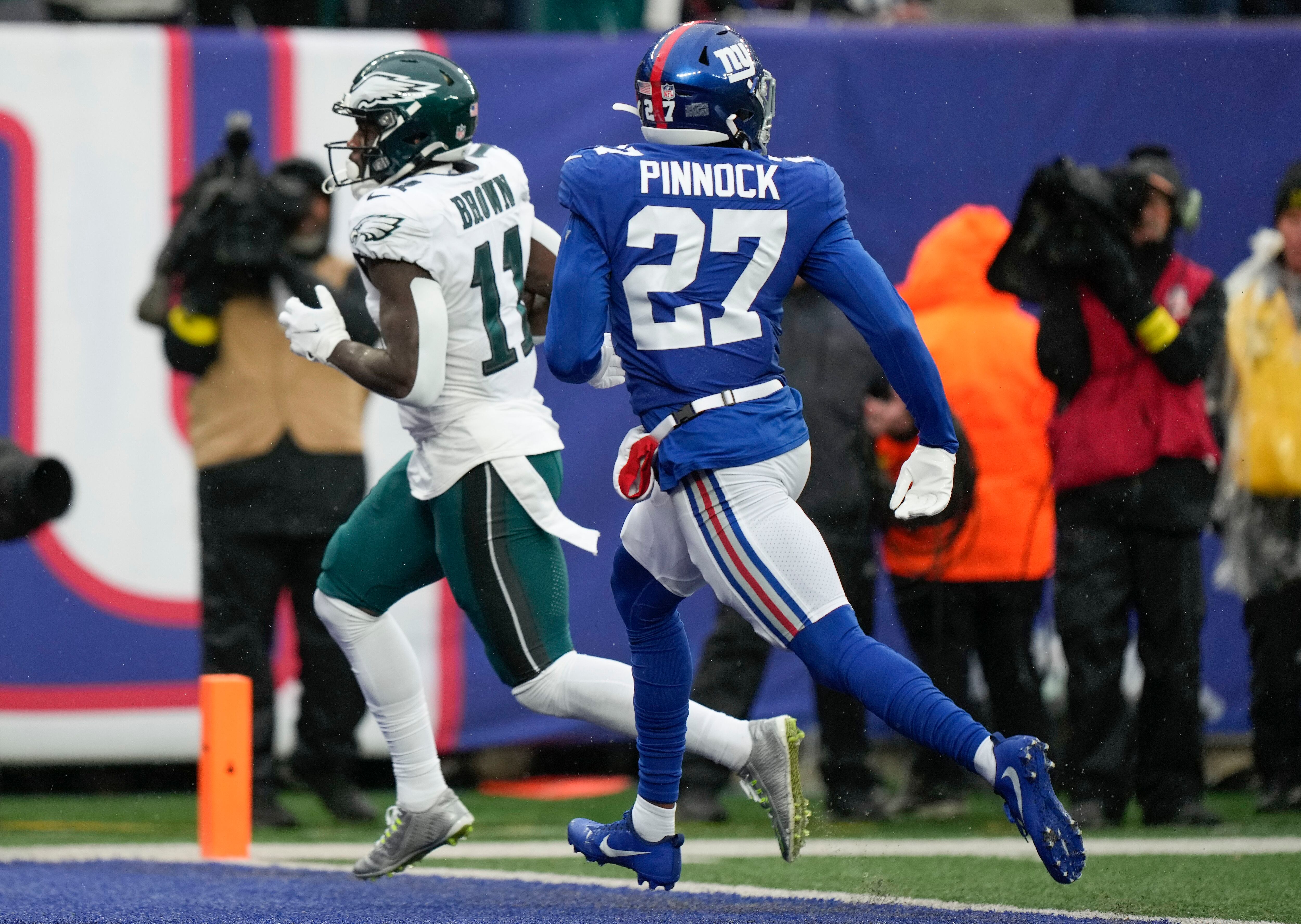 Hurts, Eagles clinch playoffs with 48-22 win over Giants