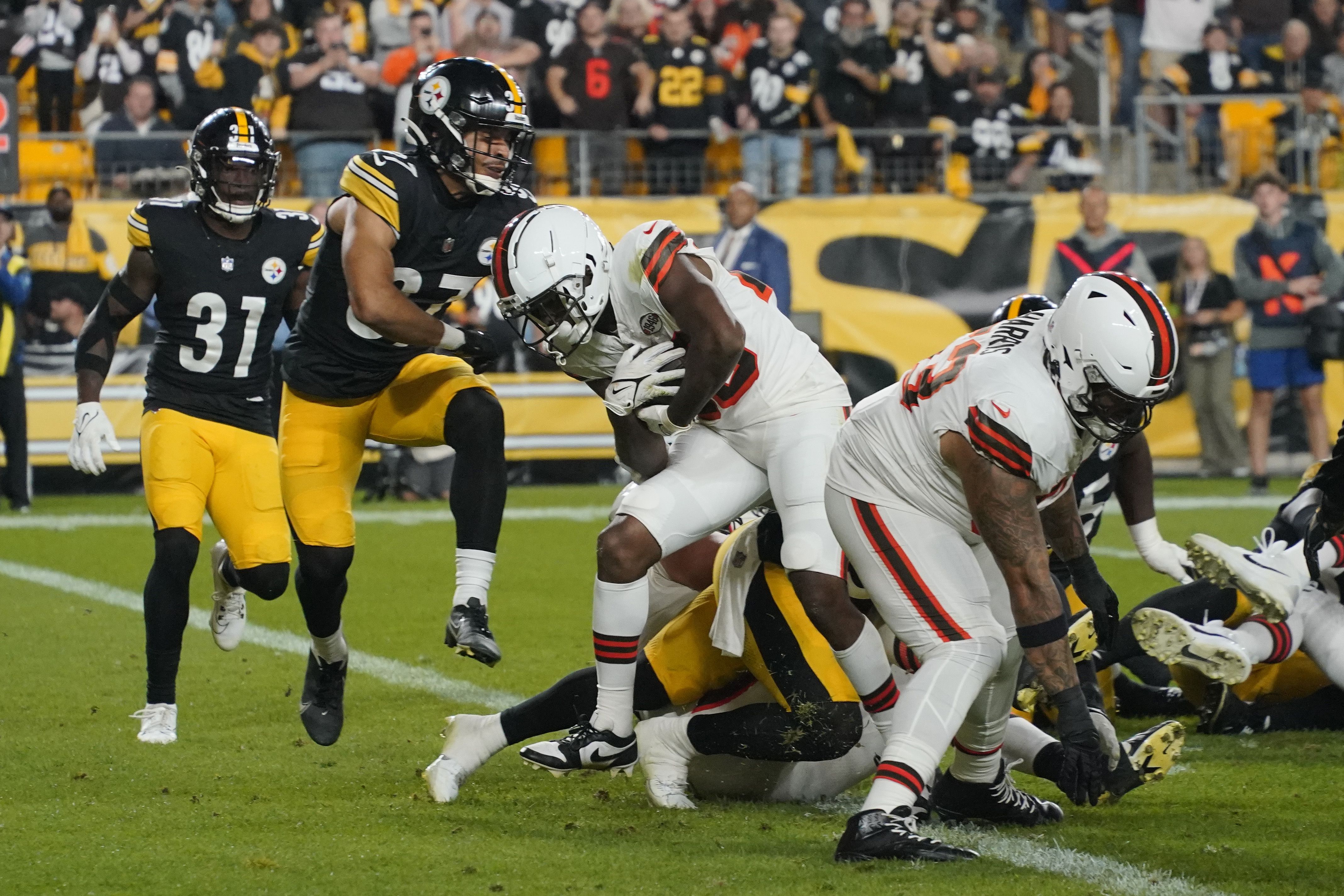 Watt's scoop-and-score lifts Steelers as Browns lose Chubb to