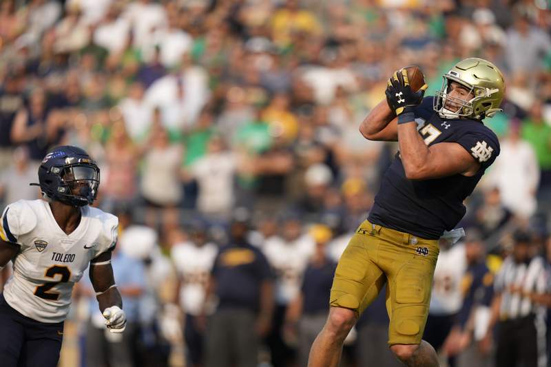 No. 8 Notre Dame survives Toledo 32-29 after wild 4Q