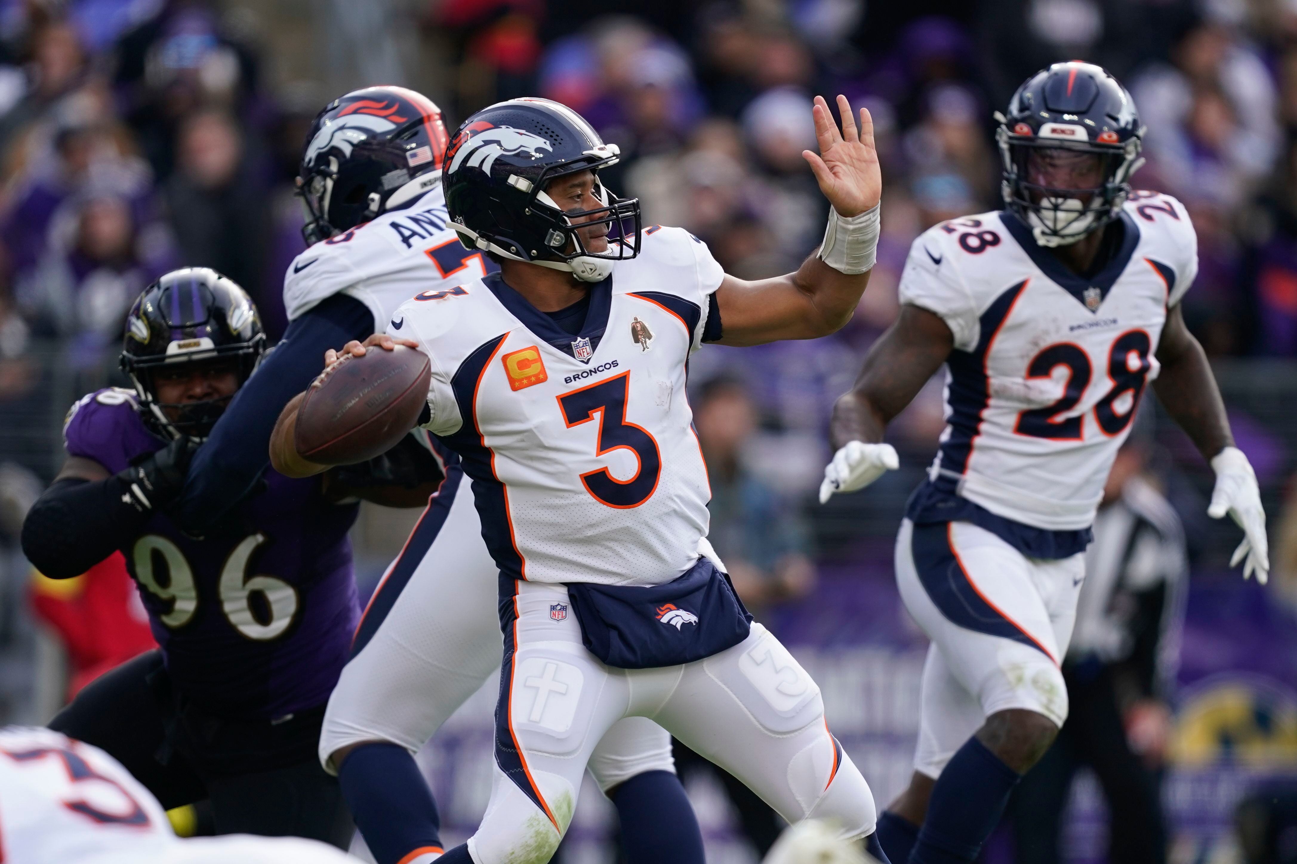 Ravens lose Lamar Jackson to injury but beat Broncos, 10-9