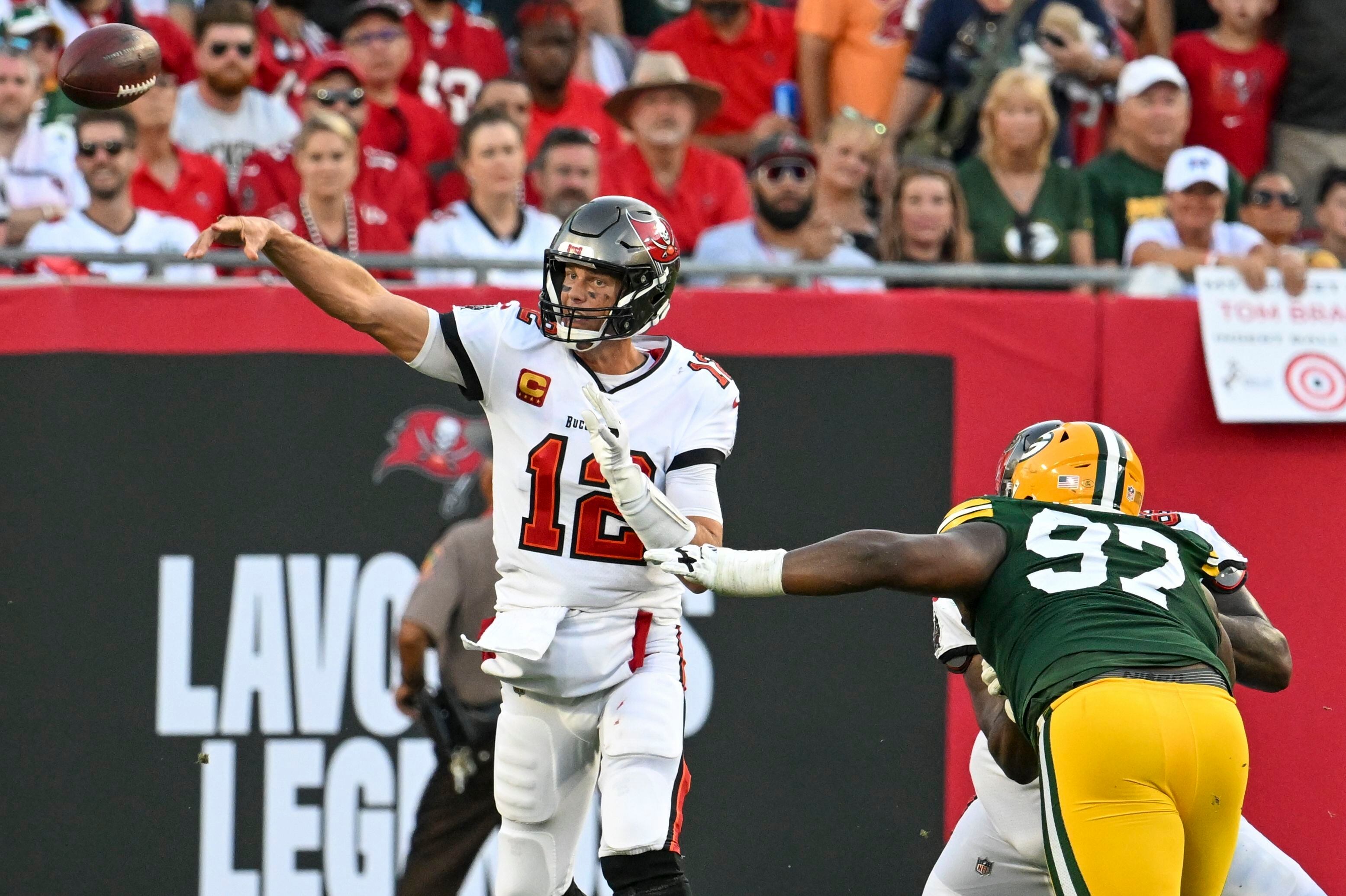 Packers hold on to beat Buccaneers, 14-12