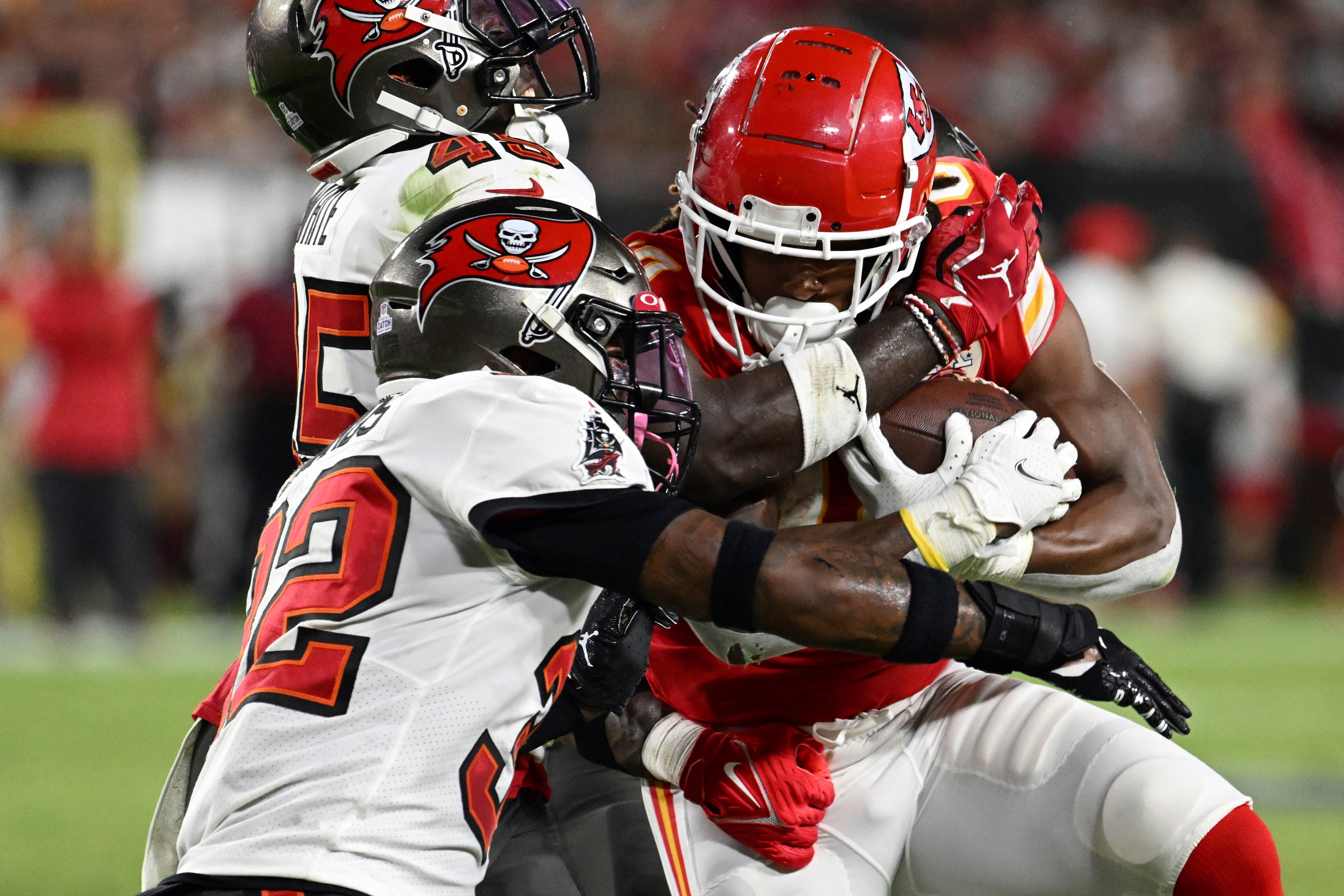 Patrick Mahomes throws for 3 TDs, Chiefs overwhelm Buccaneers 41-31