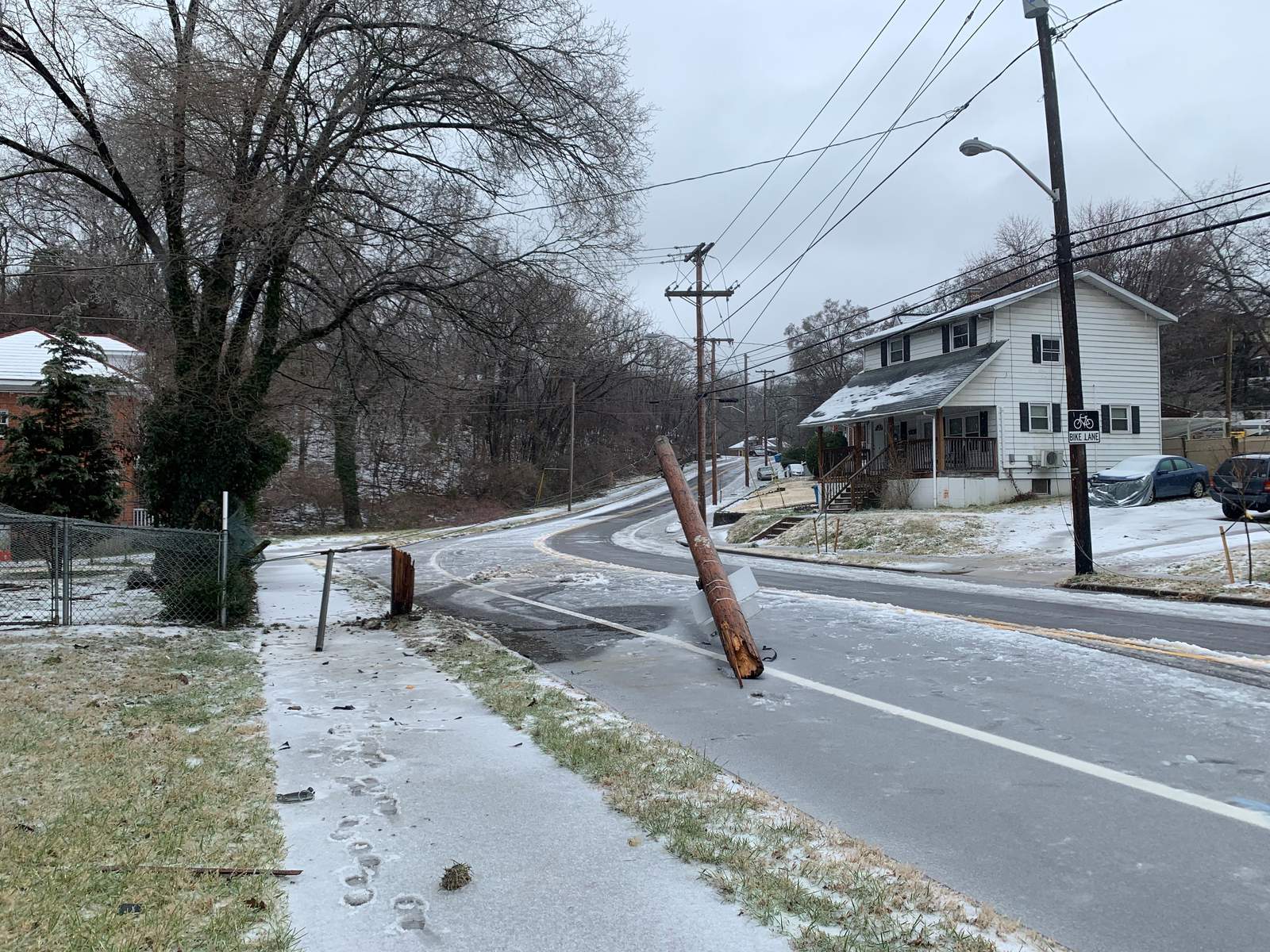 Main Street at Howbert Ave. in Roanoke closed due to crash