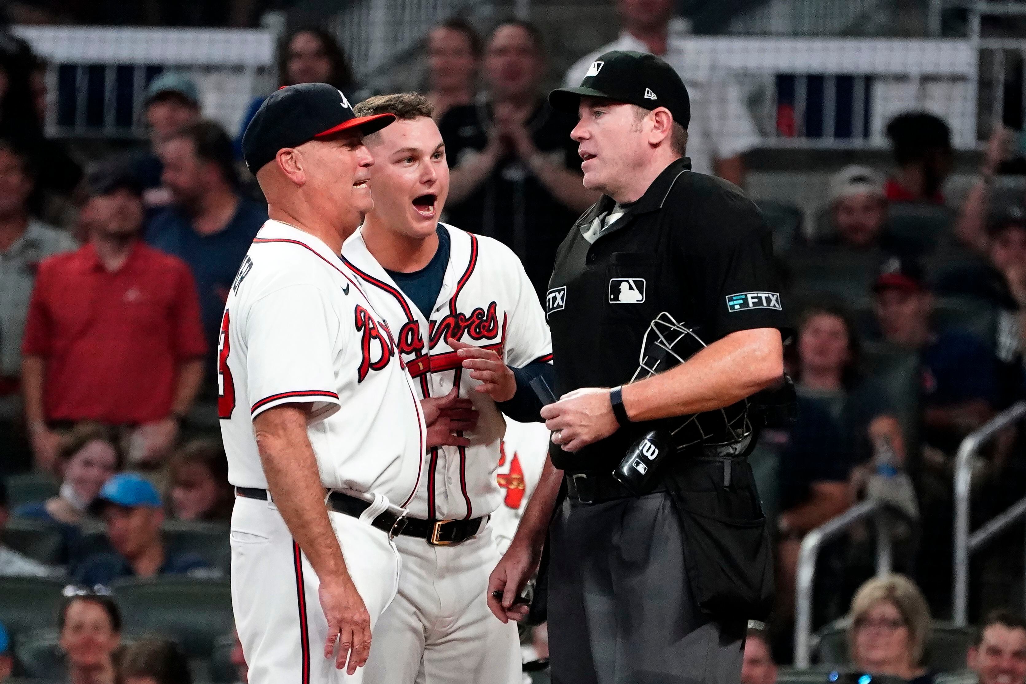 Yankees hit 3 HRs, hold off Braves 5-4 for 11th straight win