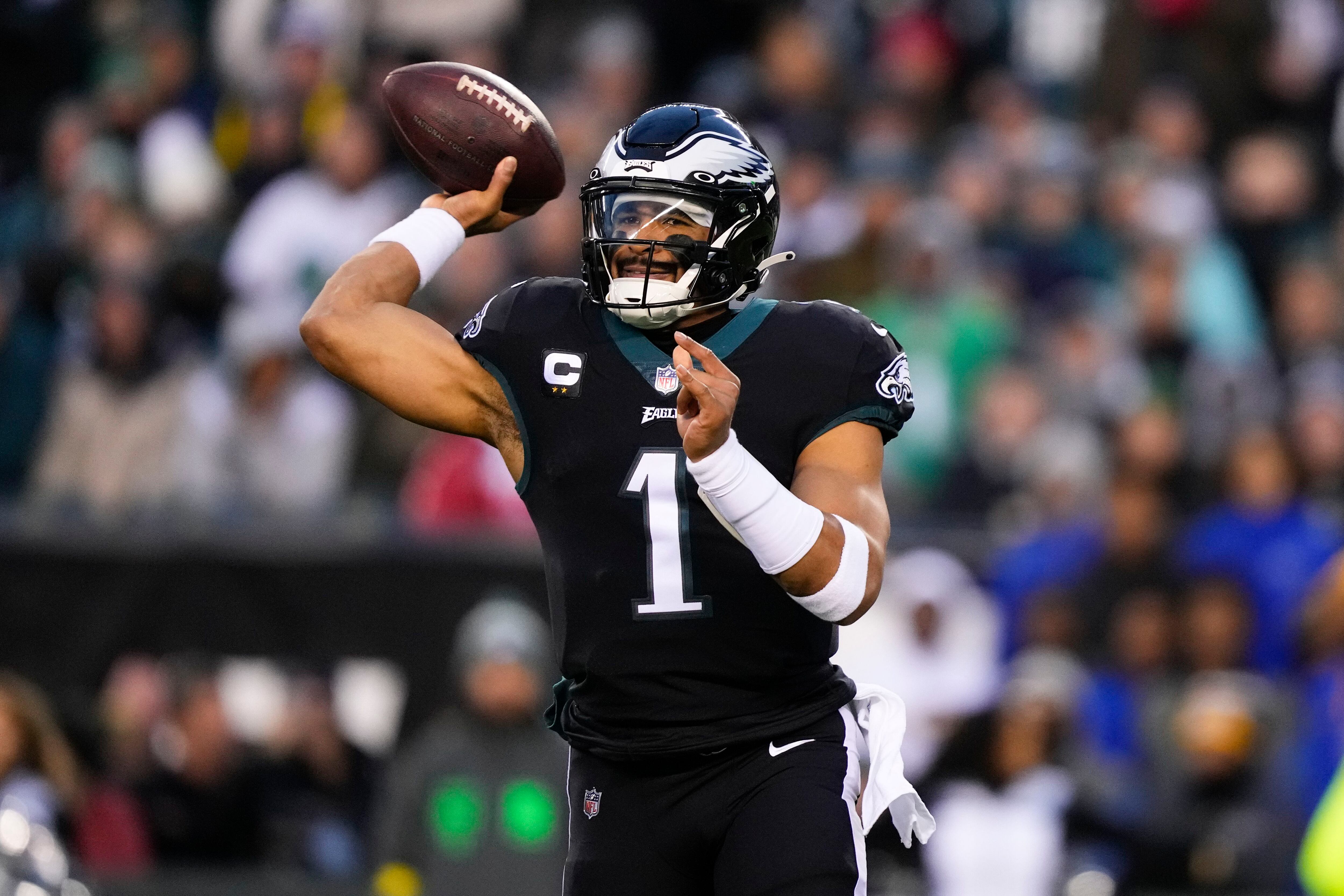 Hurts returns from injury, leads Eagles to No. 1 seed in NFC