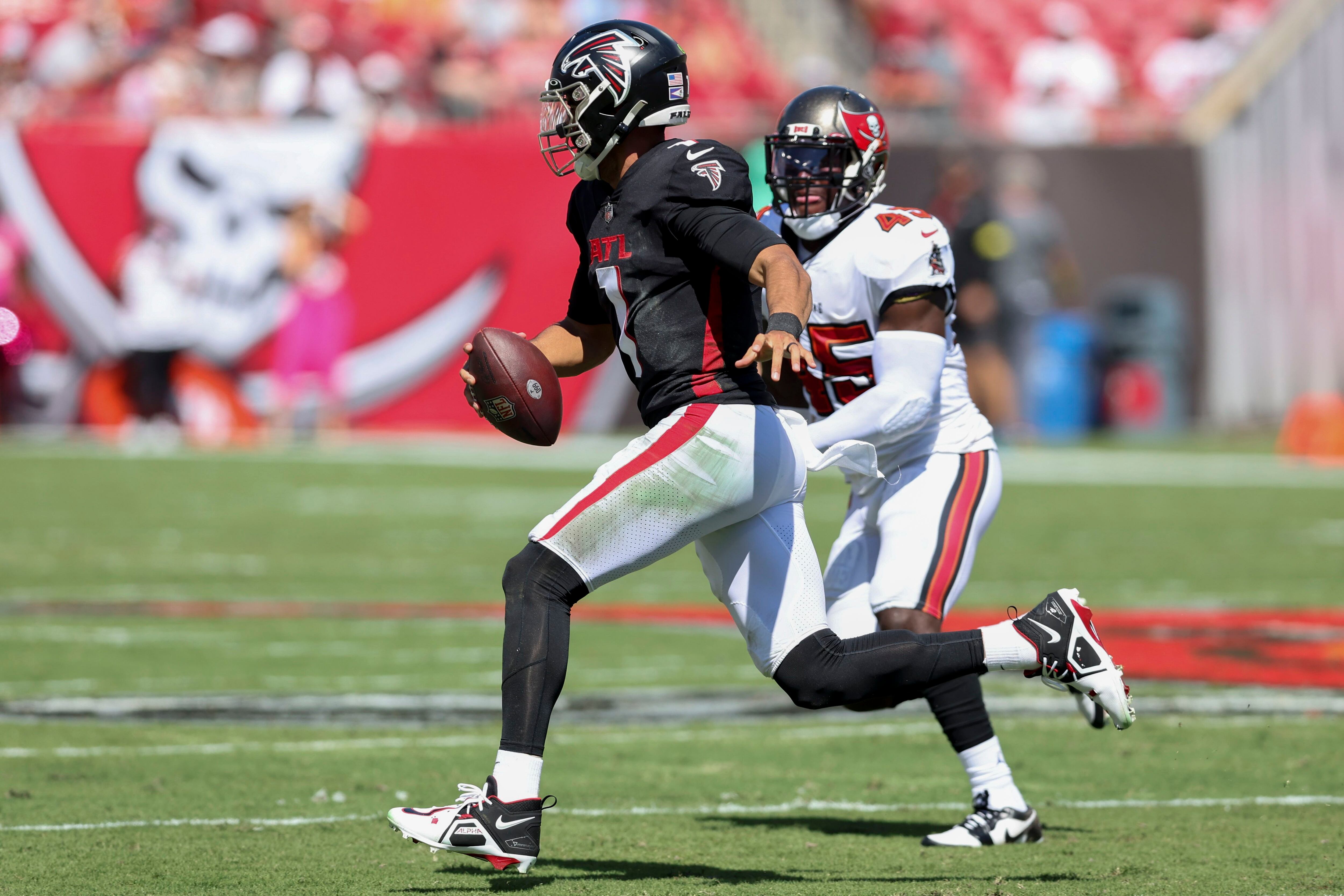 Tom Brady throws for 351 yards, Bucs beat Falcons 21-15