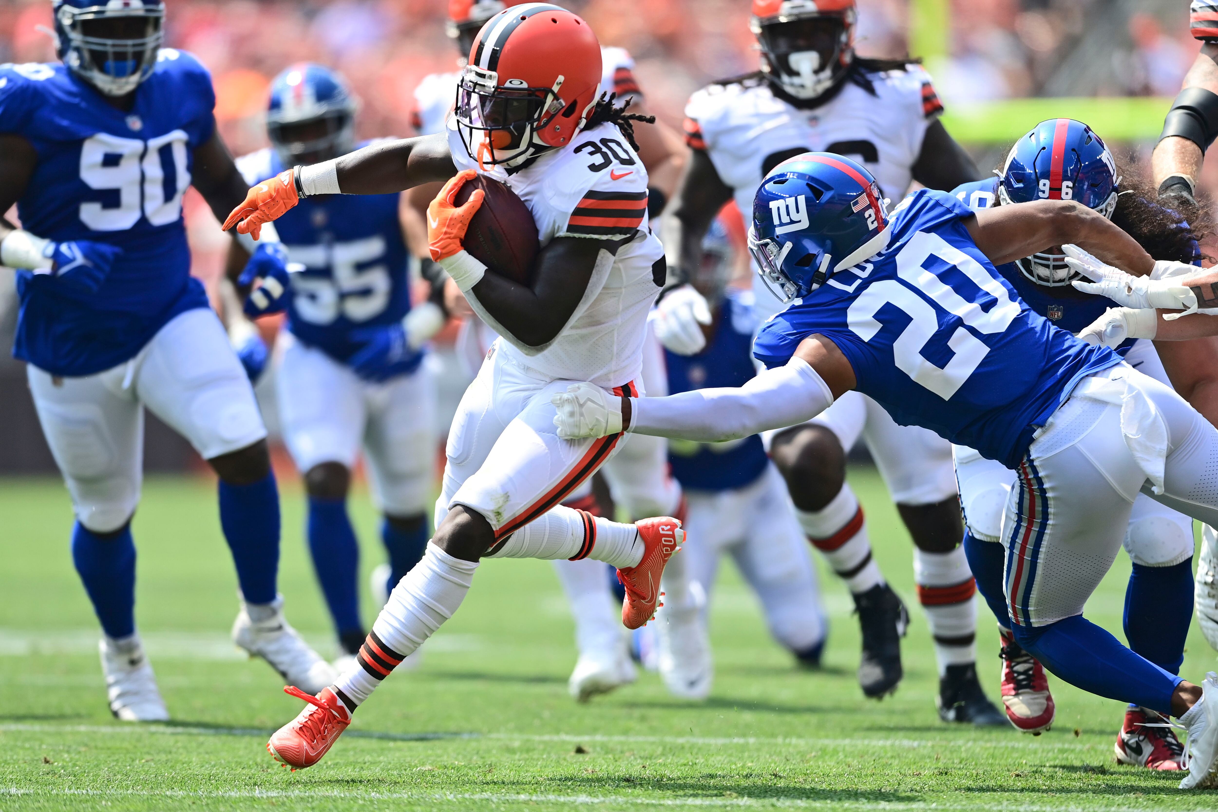 Browns' Troy Hill, Giants' Sterling Shepard square off after practice