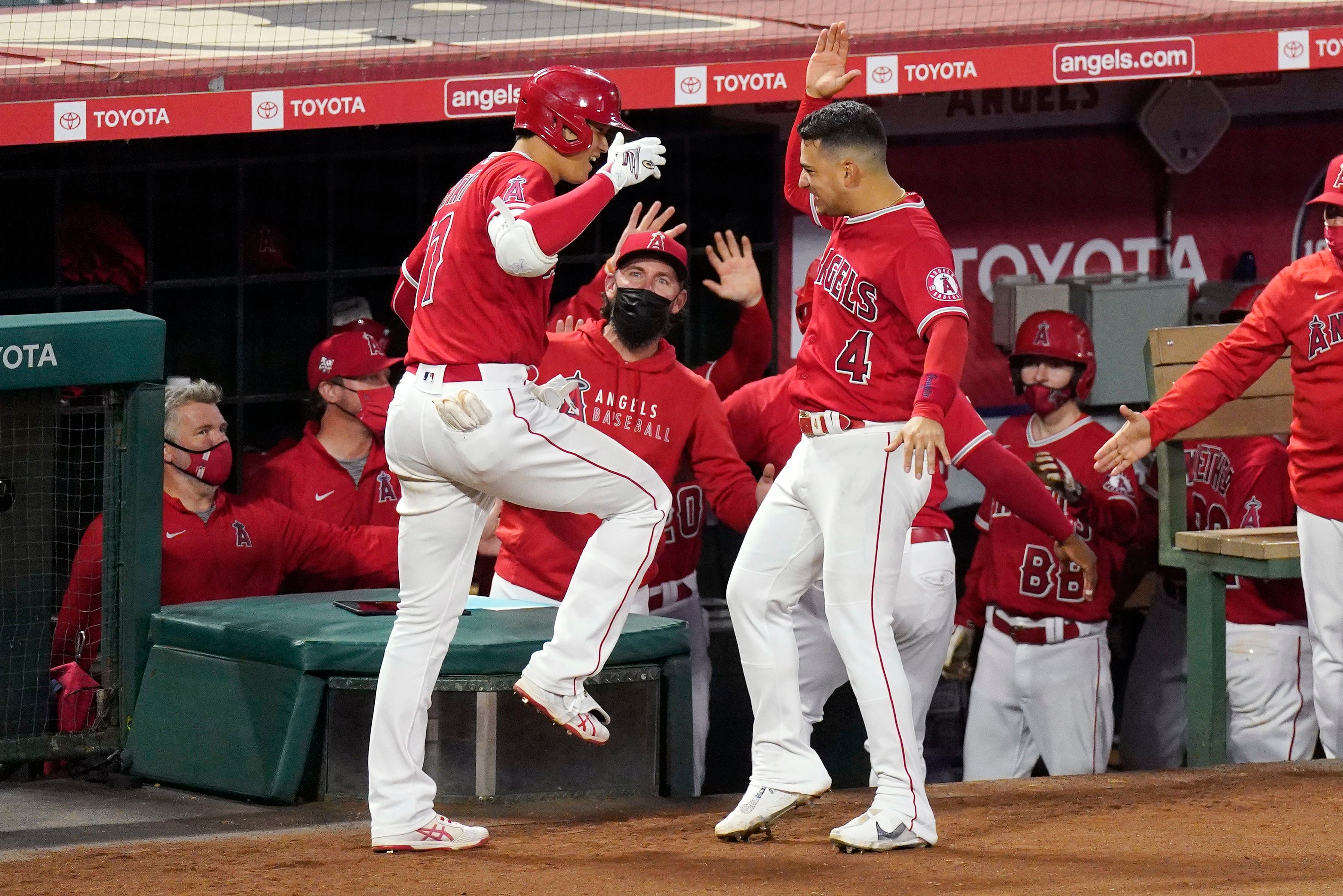 Taylor Ward caps off an 11-run inning for the @Angels!