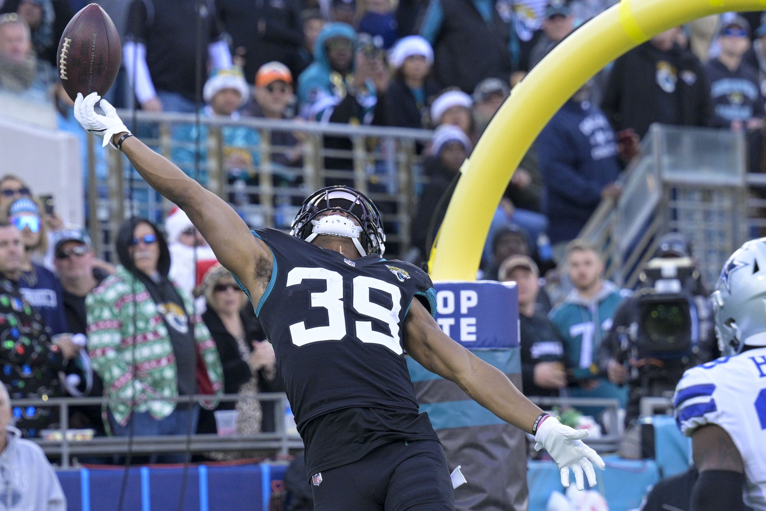 Watch: Jaguars celebrate AFC South championship in locker room