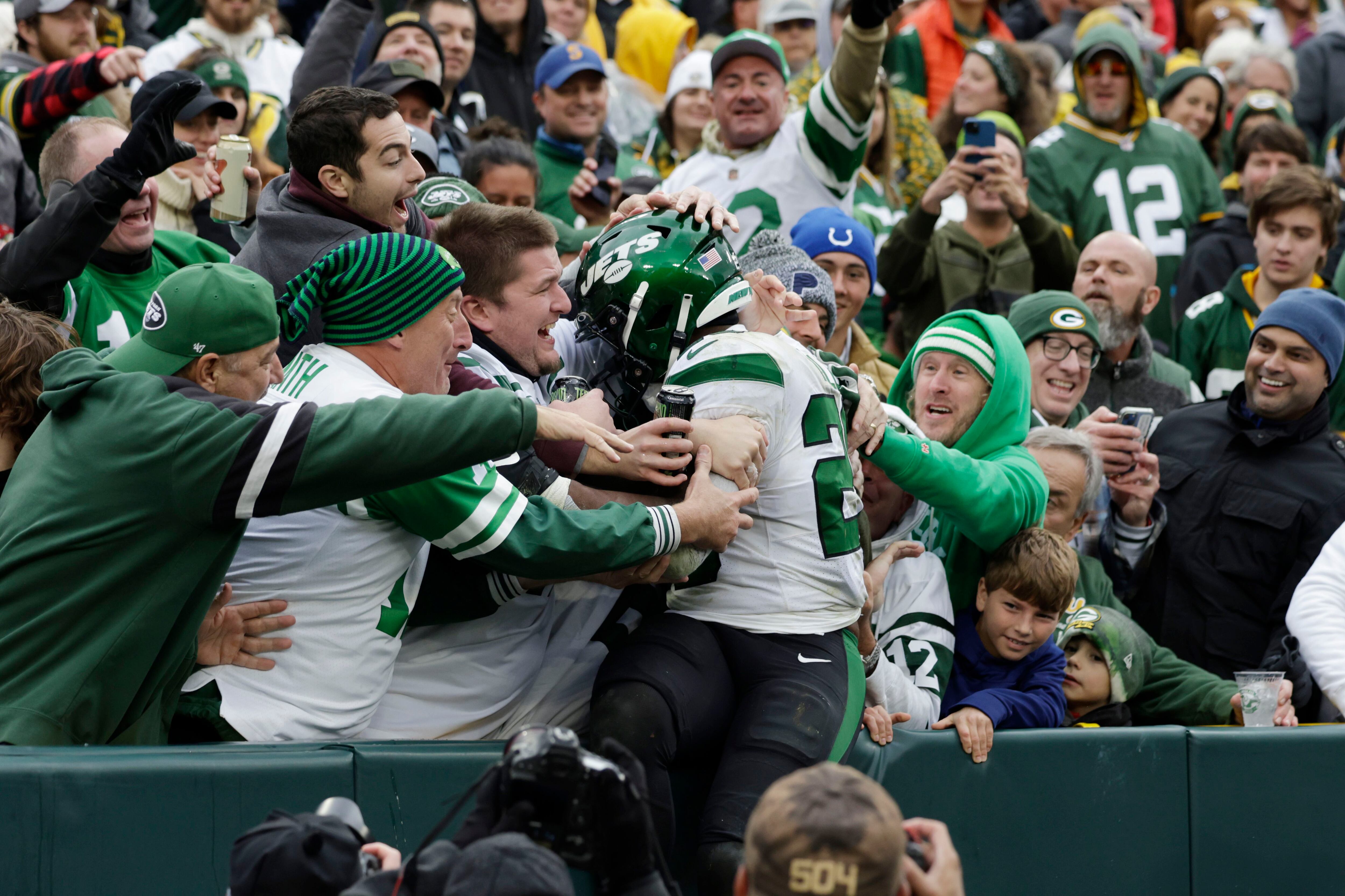 Jets' Micheal Clemons blocks punt, Will Parks takes it to the end zone  (Video)