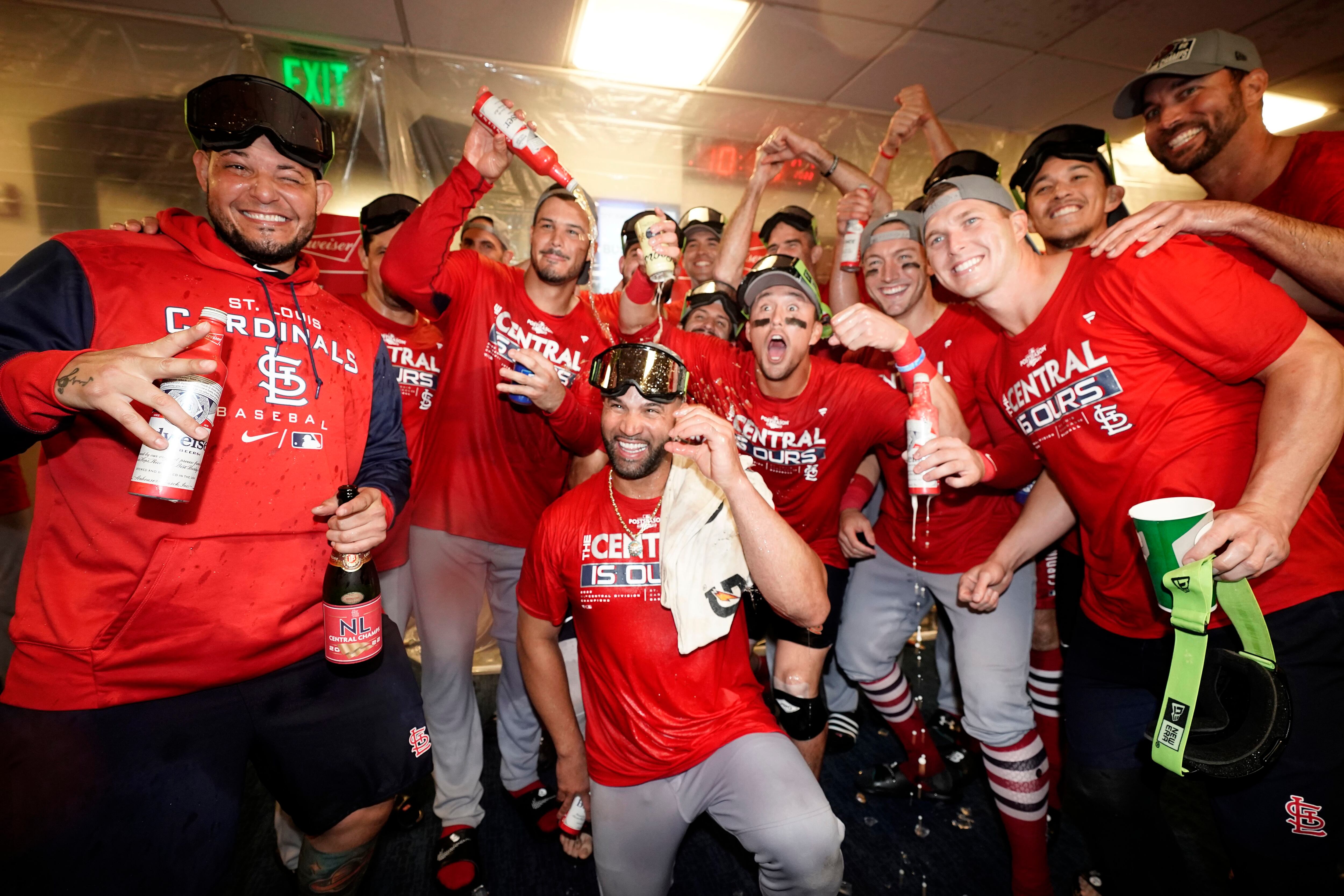 Brewers clinch playoff spot, close in on NL Central title with 12