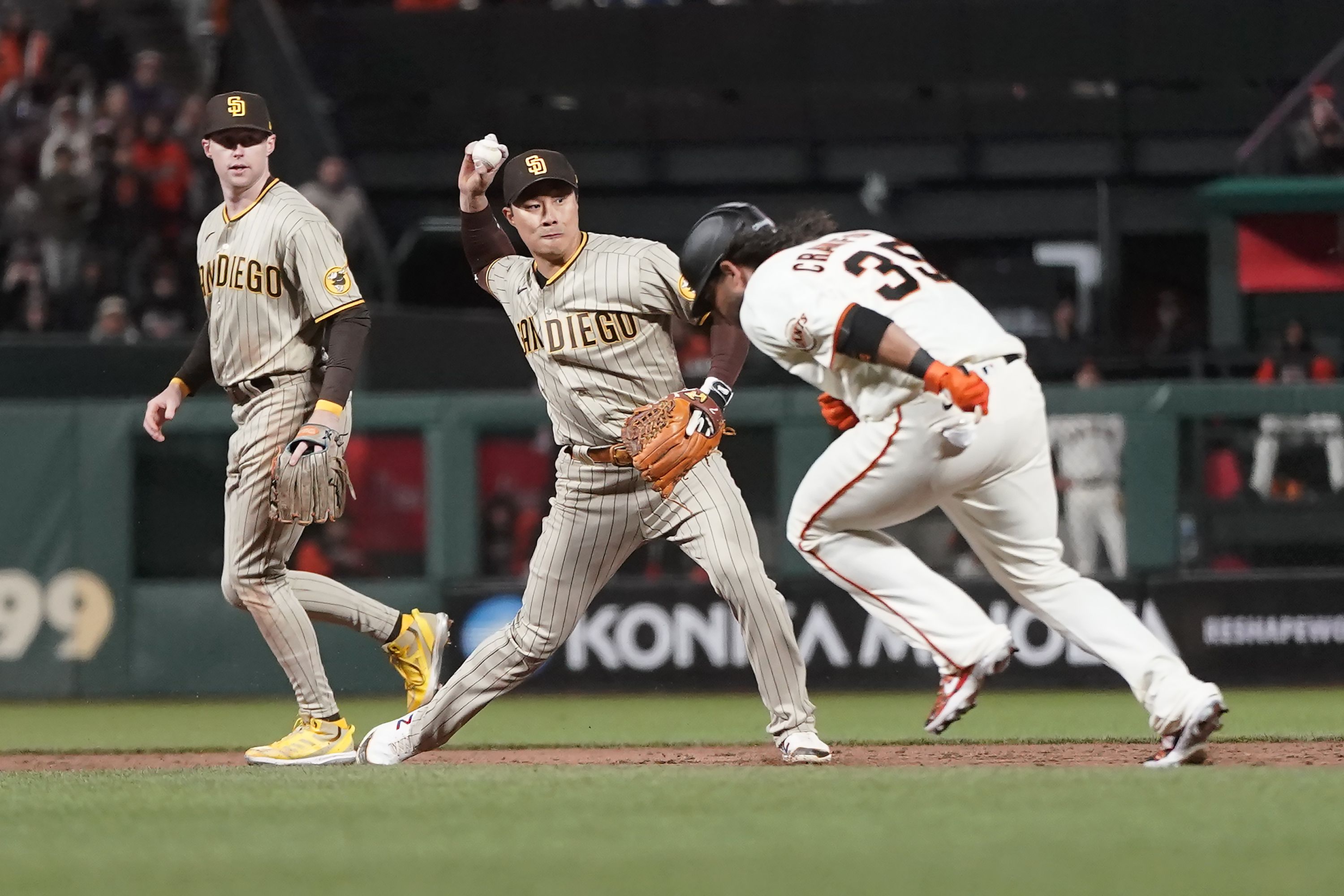 Former Chatfield HS standouts Taylor Rogers earns save, twin brother Tyler  gets loss as Padres top Giants – The Denver Post