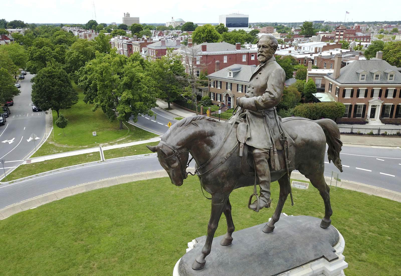 No immediate ruling on motion to dismiss Robert E. Lee statue lawsuit