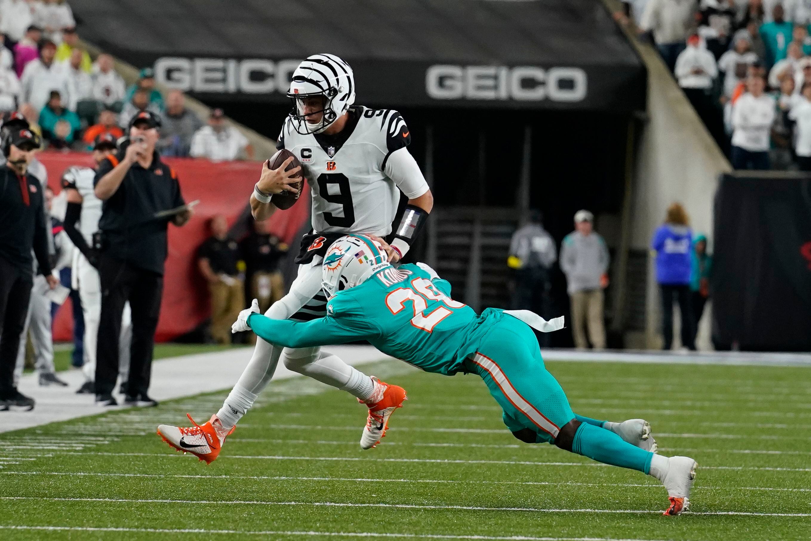 Vonn Bell's second interception helps seal Bengals' win against Miami