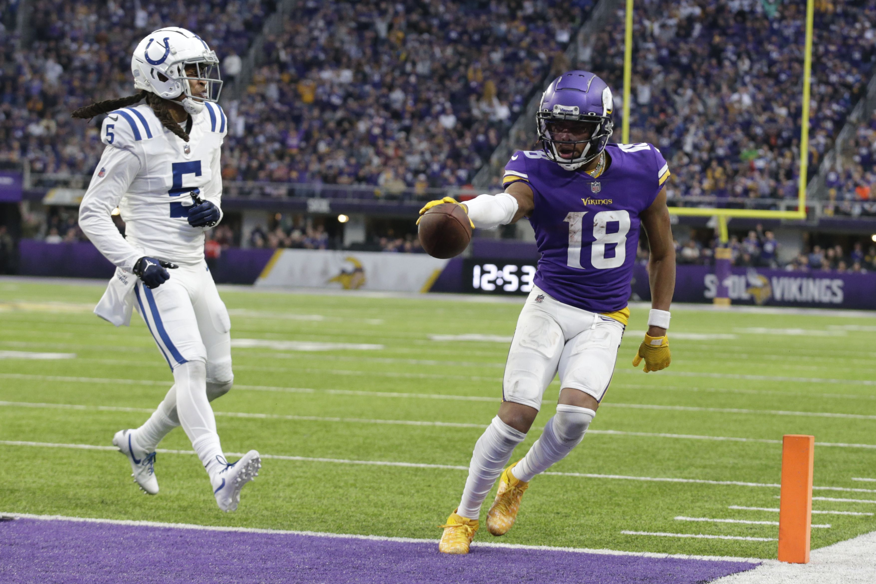 MINNEAPOLIS, MN - DECEMBER 17: Indianapolis Colts linebacker JoJo