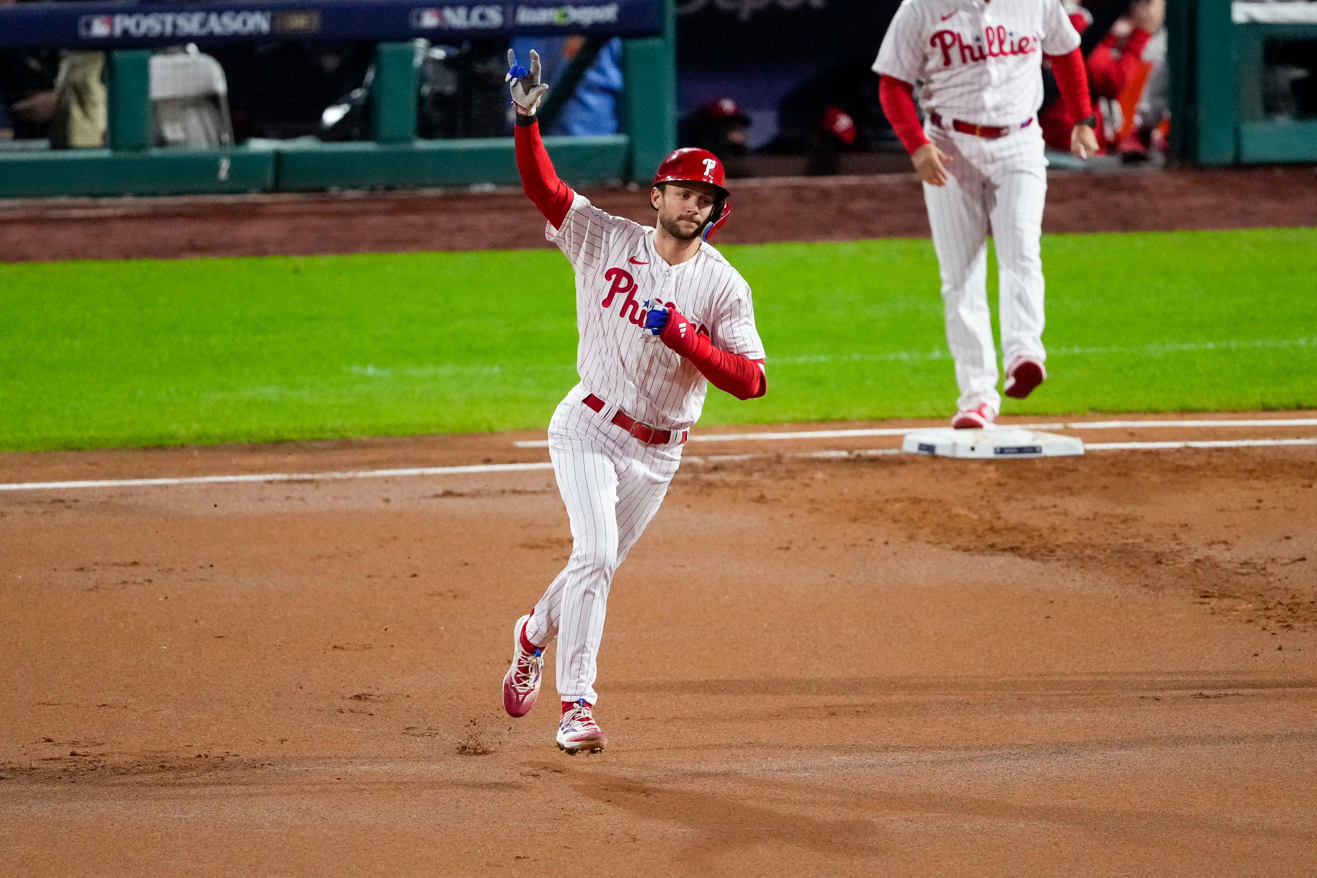 WATCH ALEC BOHM'S GREAT STAB AT 3RD FOR PHILS!