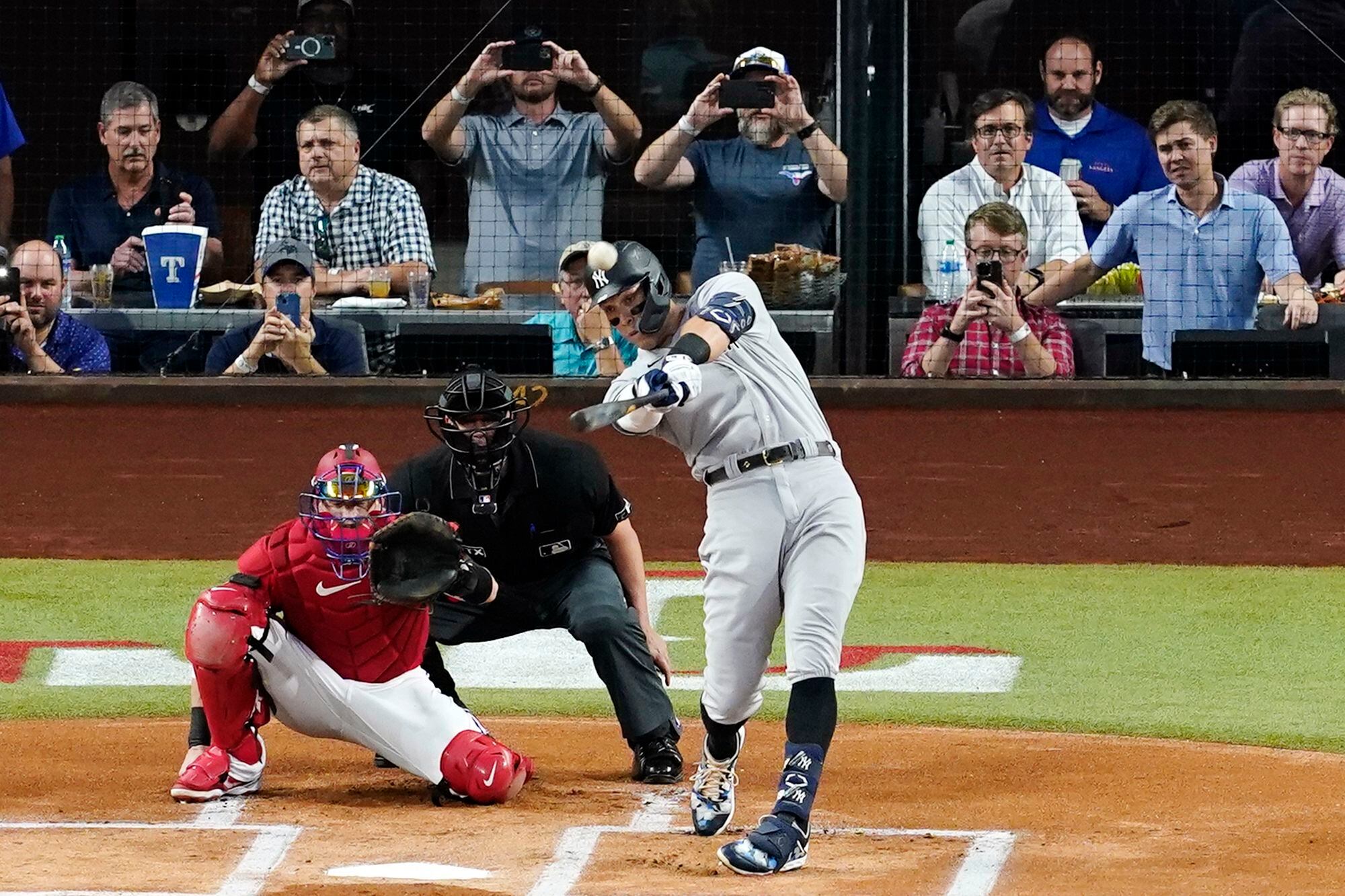 Geoff Blum of the Chicago White Sox hits a solo home run in the