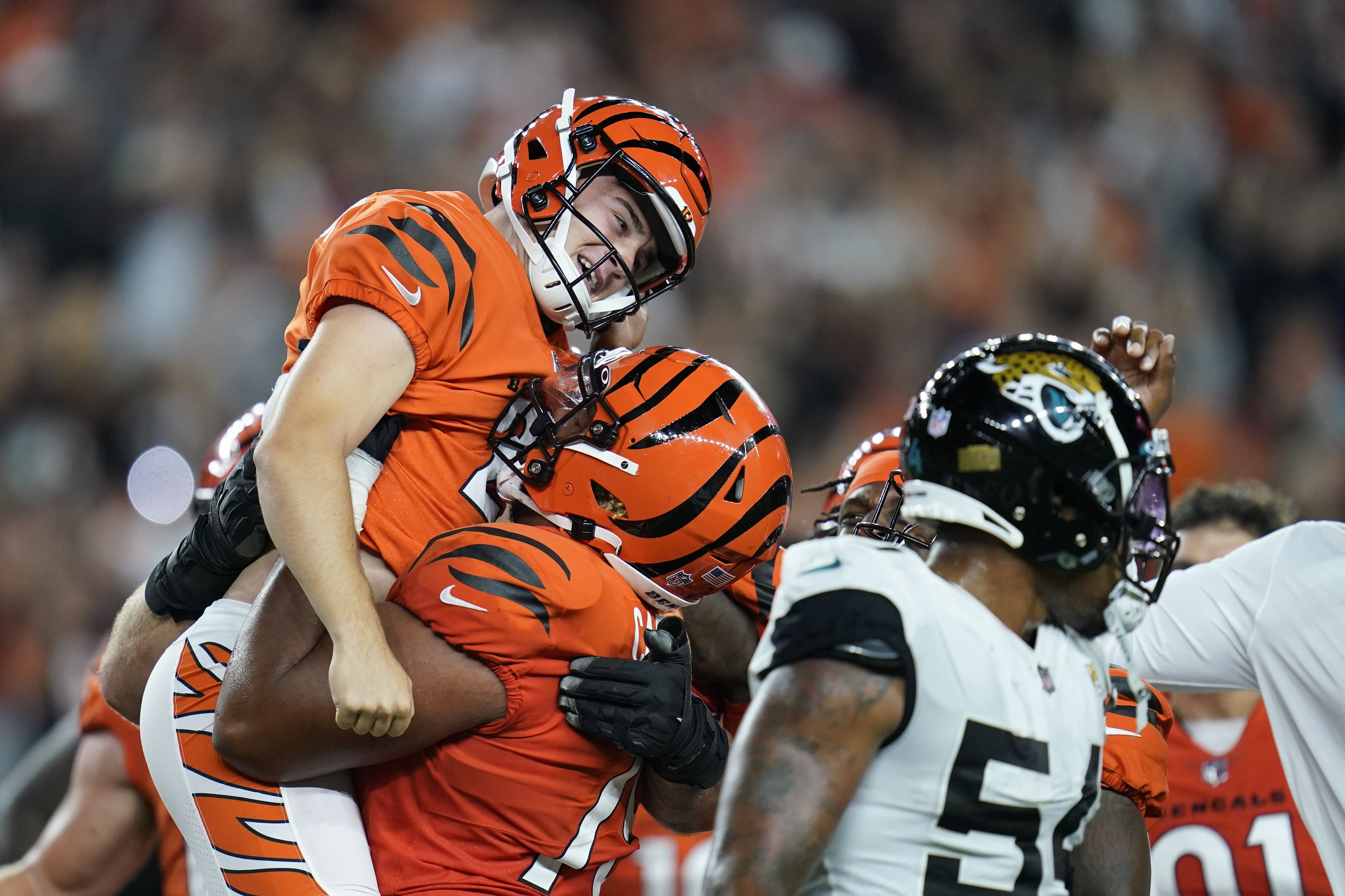 James Robinson scores two touchdowns, but Jaguars fall to the Bengals