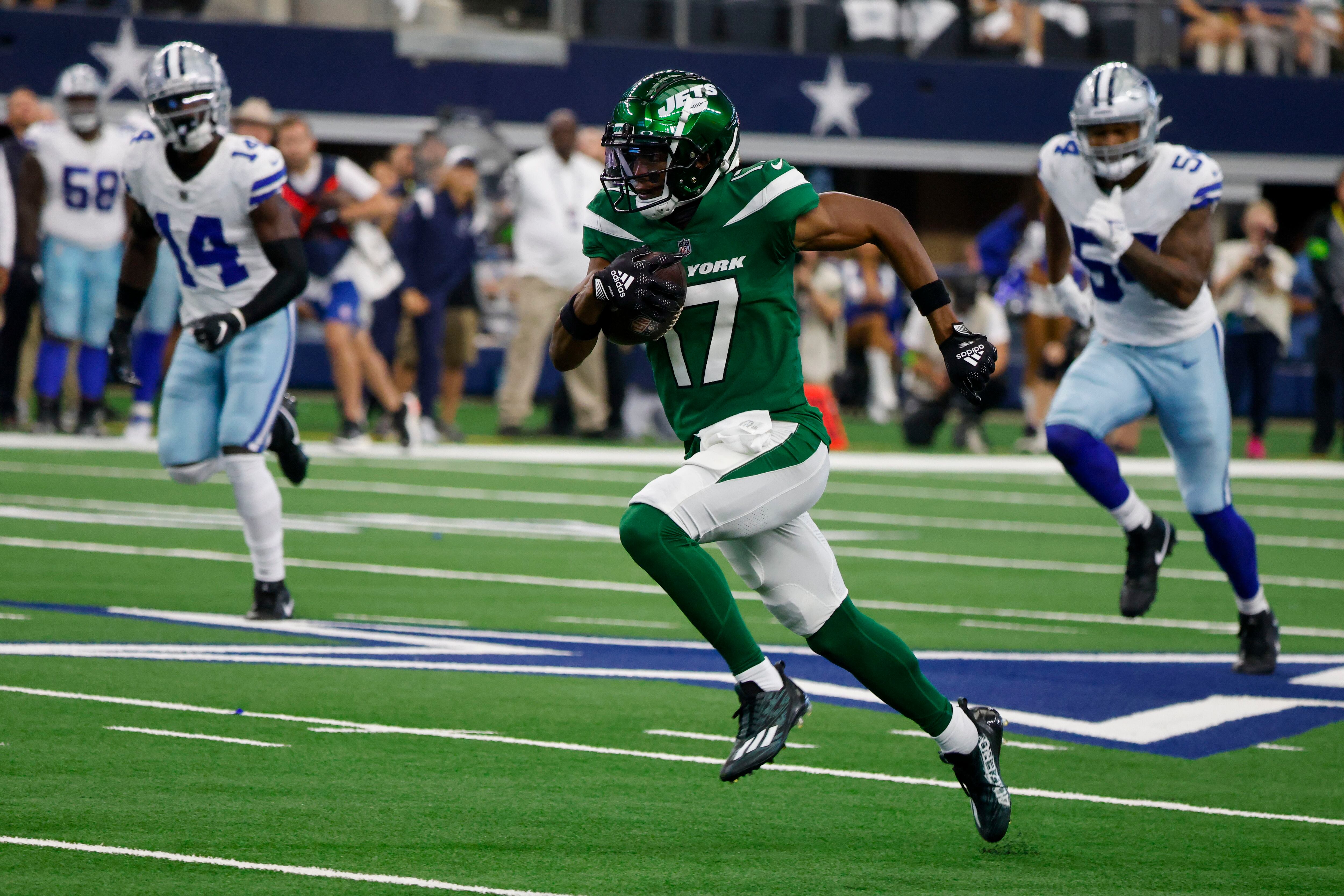 Cowboys assistant Sharrif Floyd faints on sideline during Jets game